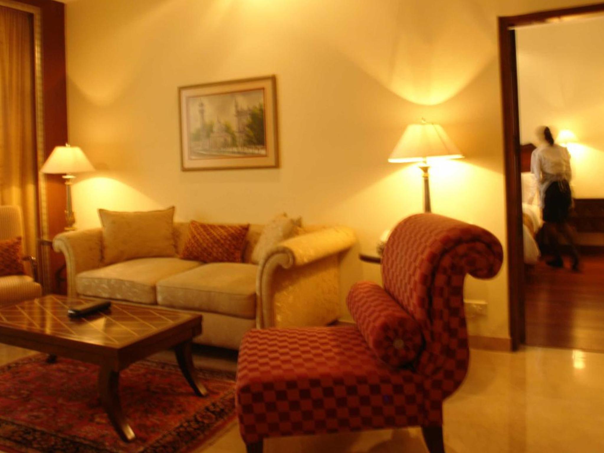 Lalit Executive Suite, King Bed with Complimentary One way Airport Transfers , 15% off on session on Spa and Enjoy Happy Hours with 1+1 offer on Beverages - Photo 4