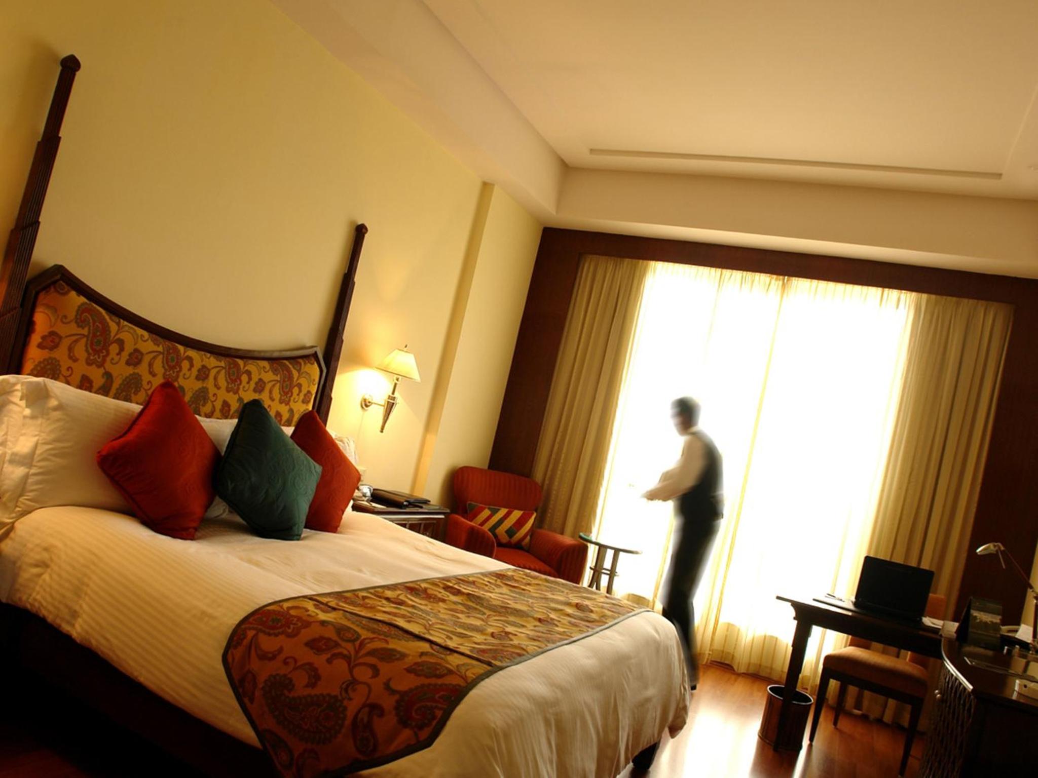 Lalit Executive Suite, King Bed with Complimentary One way Airport Transfers , 15% off on session on Spa and Enjoy Happy Hours with 1+1 offer on Beverages - Photo 3