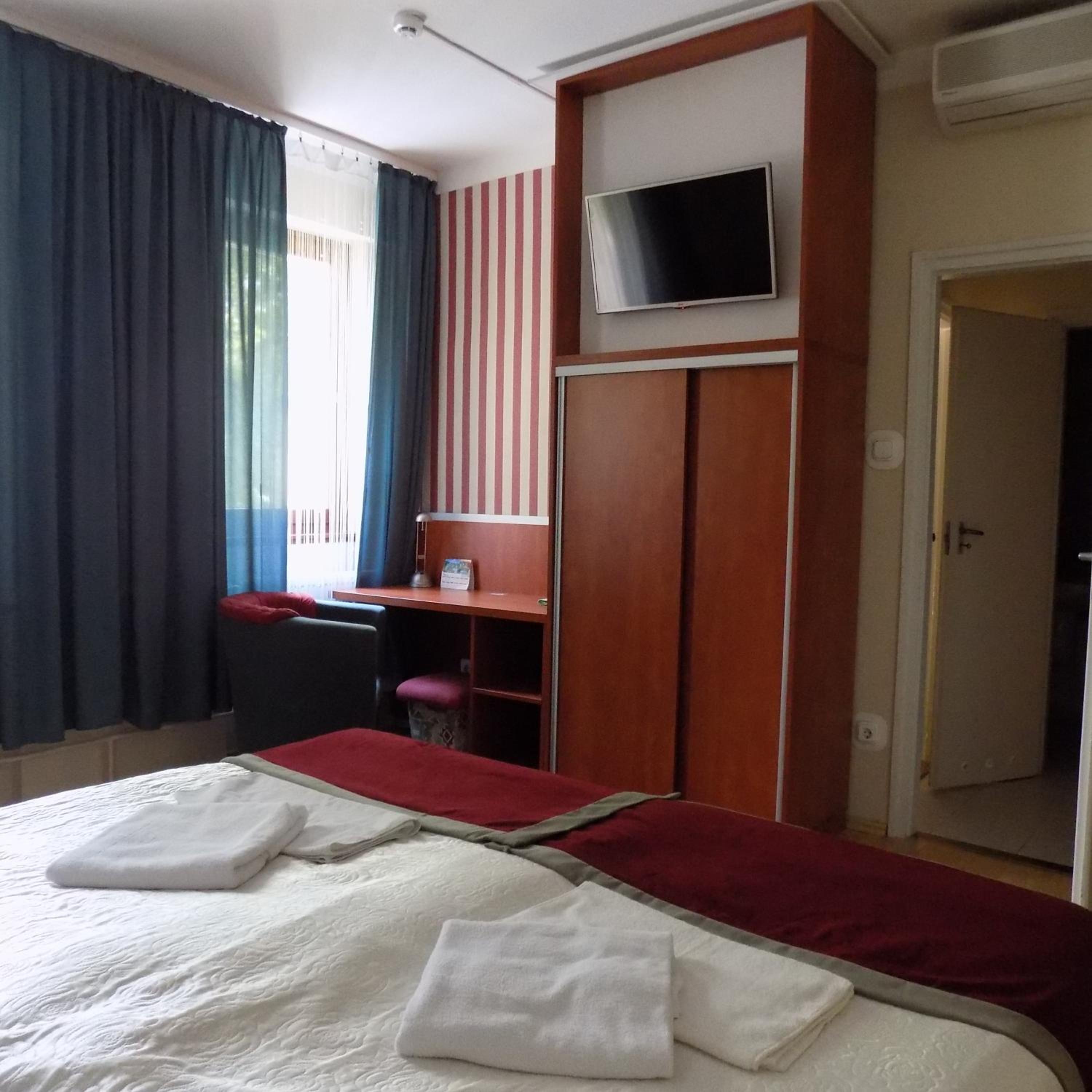 Family Room (2 Adults + 2 Children)