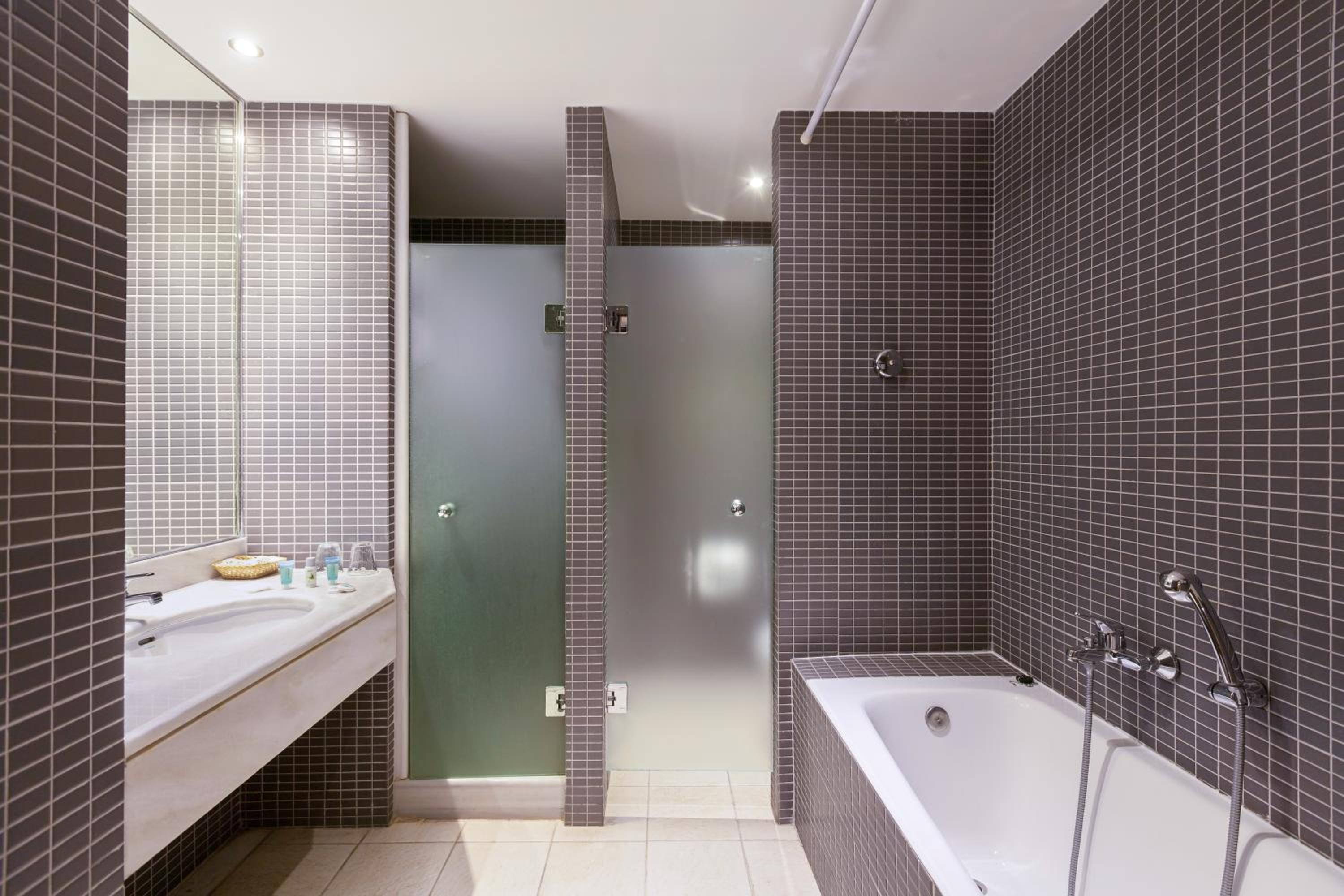 Executive Suite - Photo 5