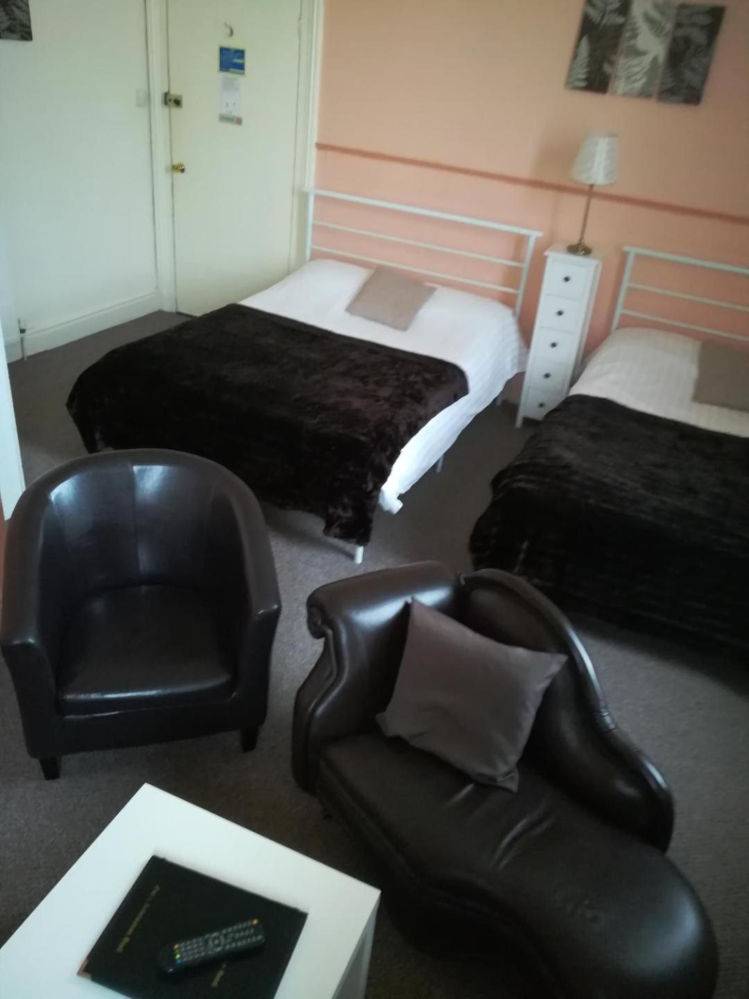 Double Room - Photo 9