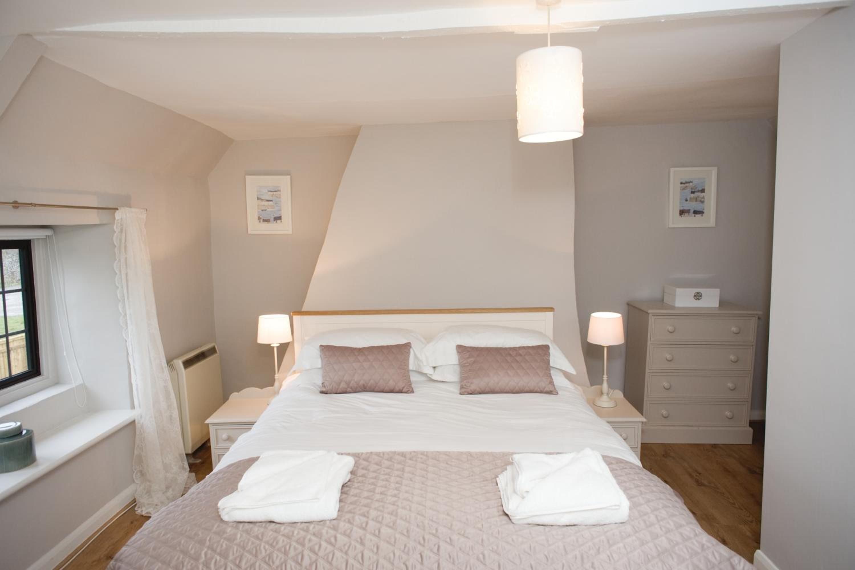 Three-Bedroom House photo 3
