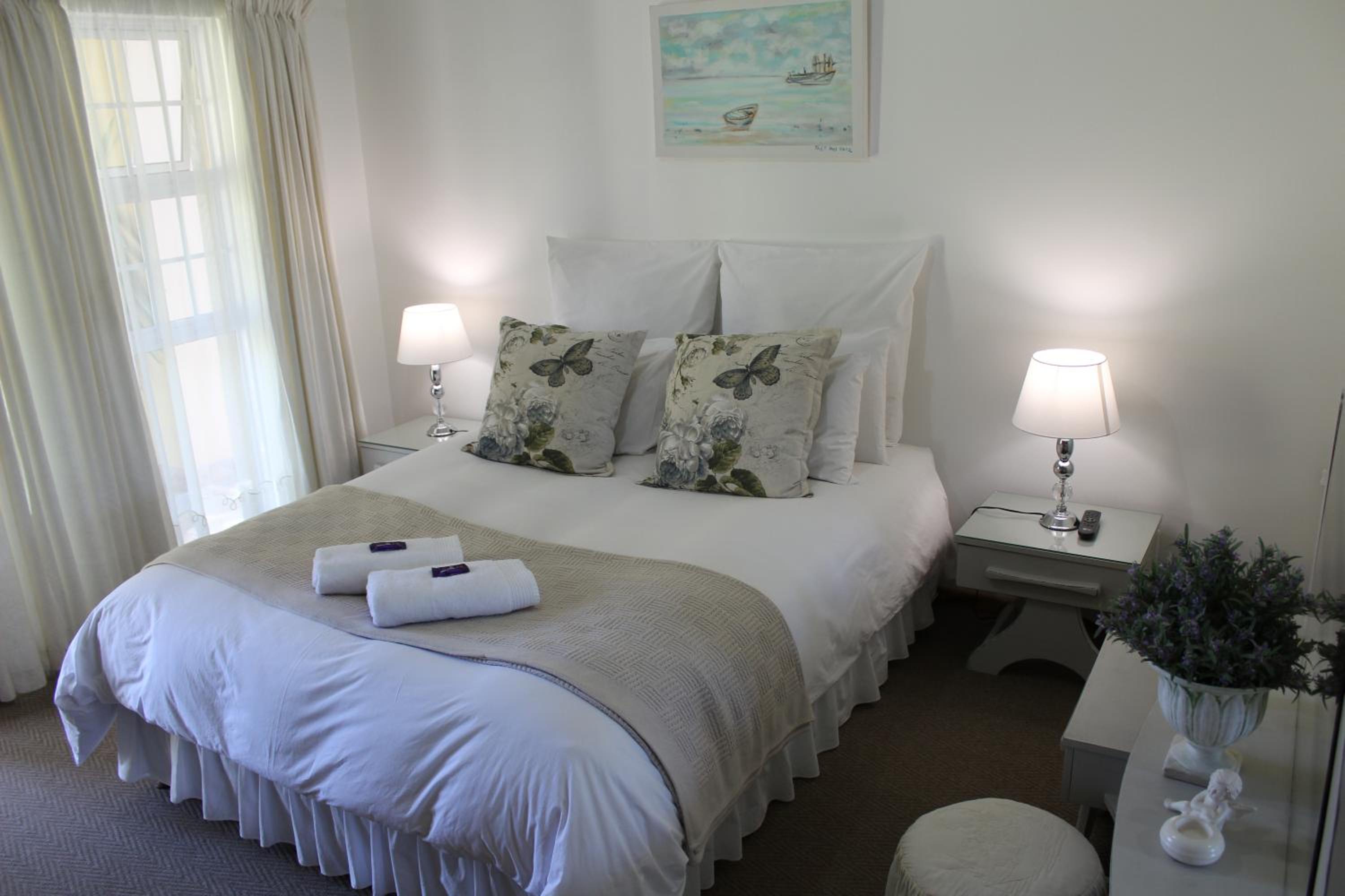 Two-Bedroom House - Photo 4