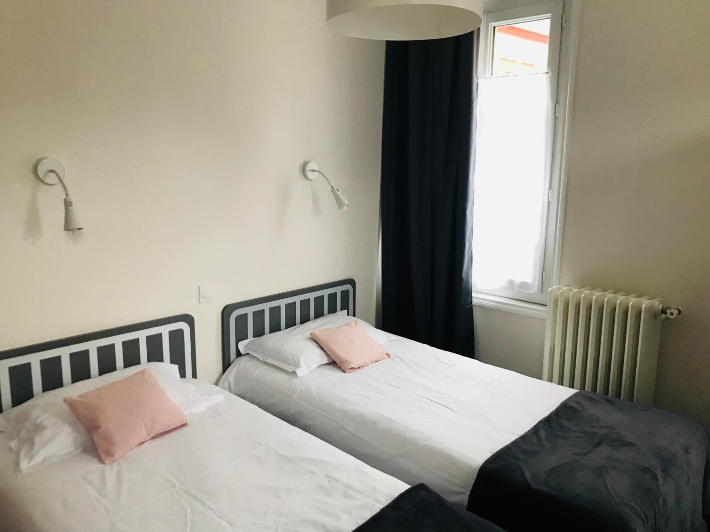 Twin Room - Photo 3