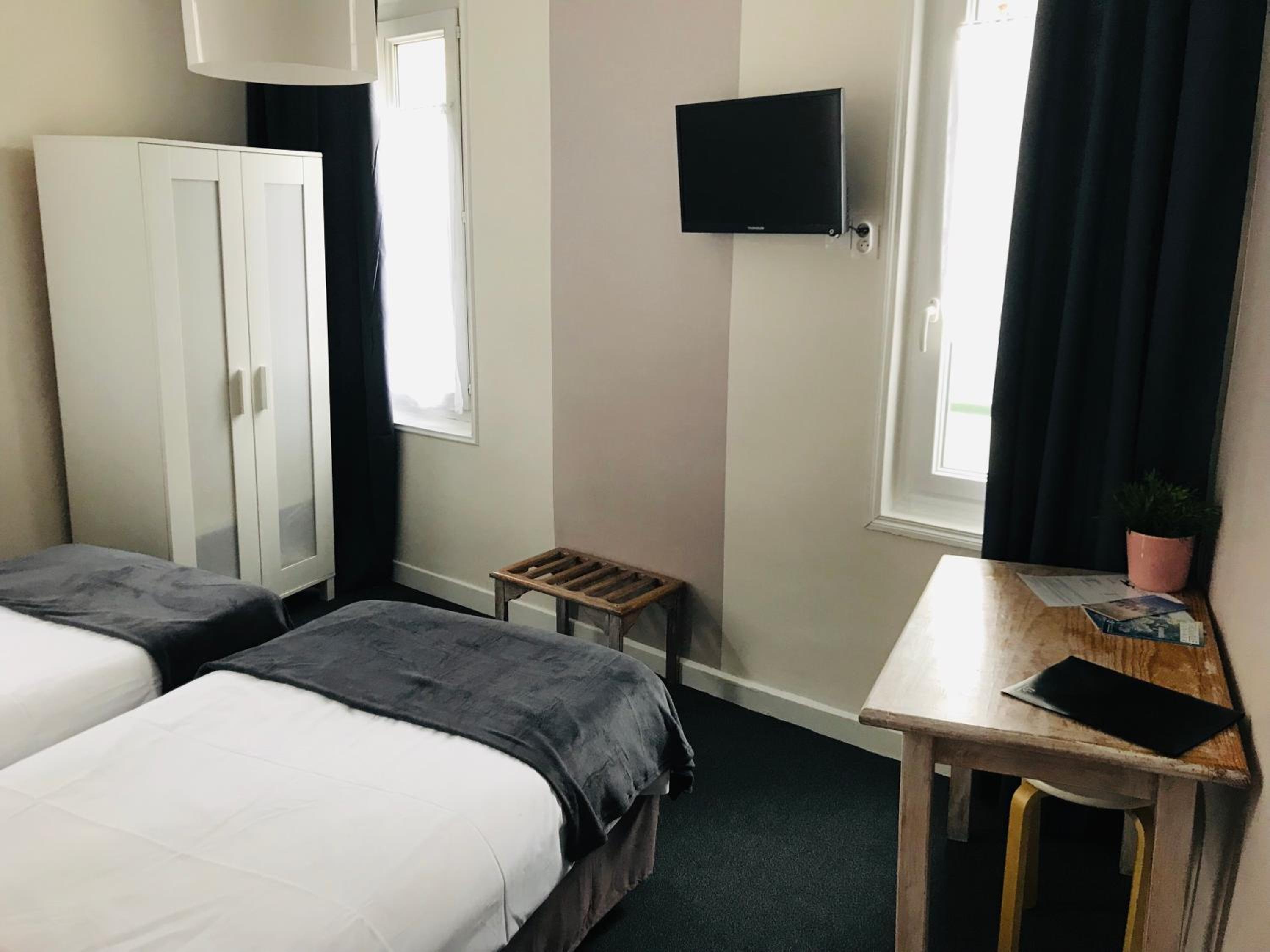 Twin Room - Photo 2
