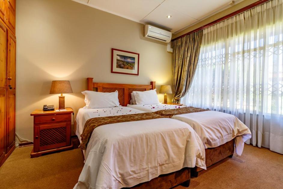 Queen Room with Private External Bathroom 