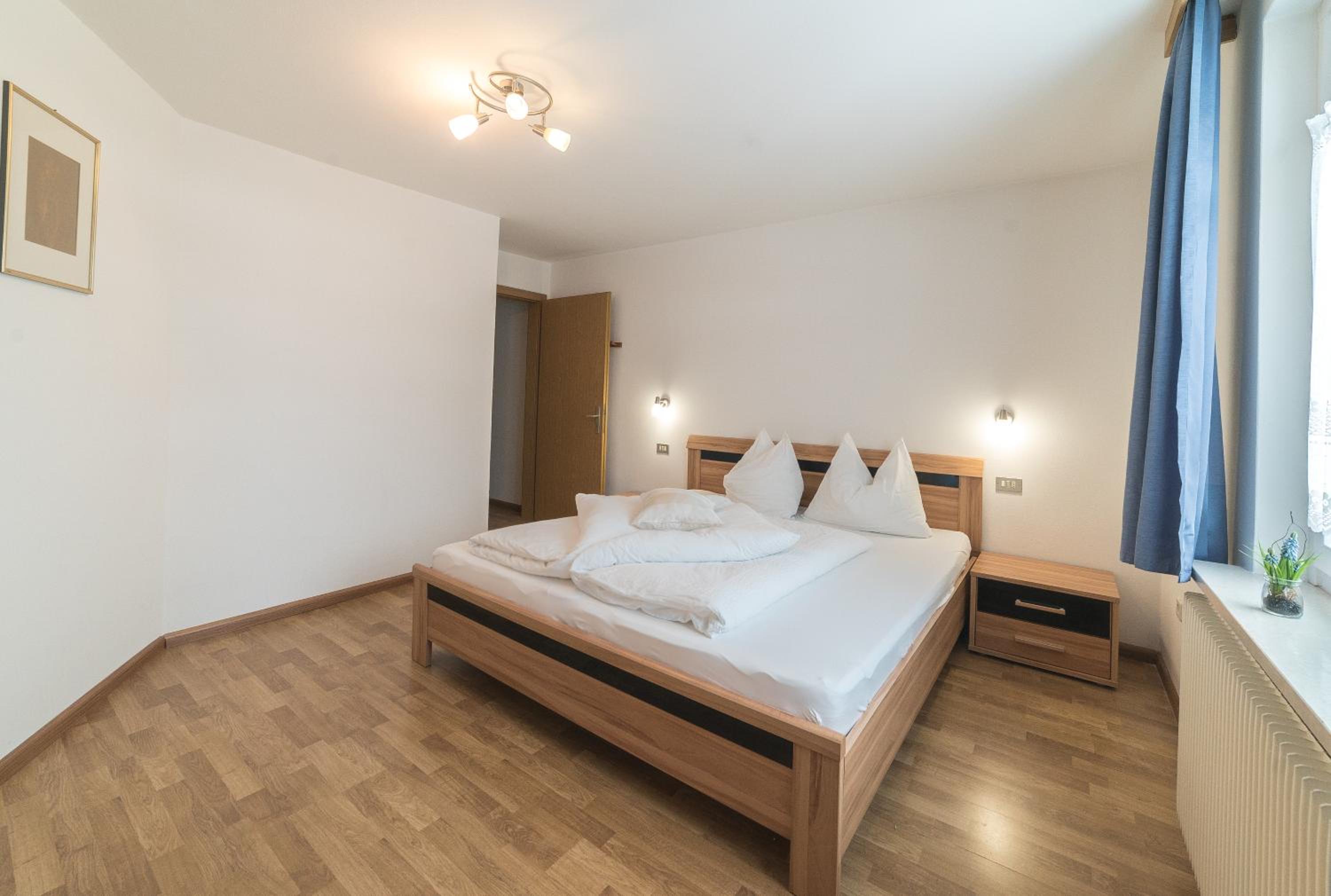 Two-Bedroom Apartment with Balcony, Living Room and Mountain View  