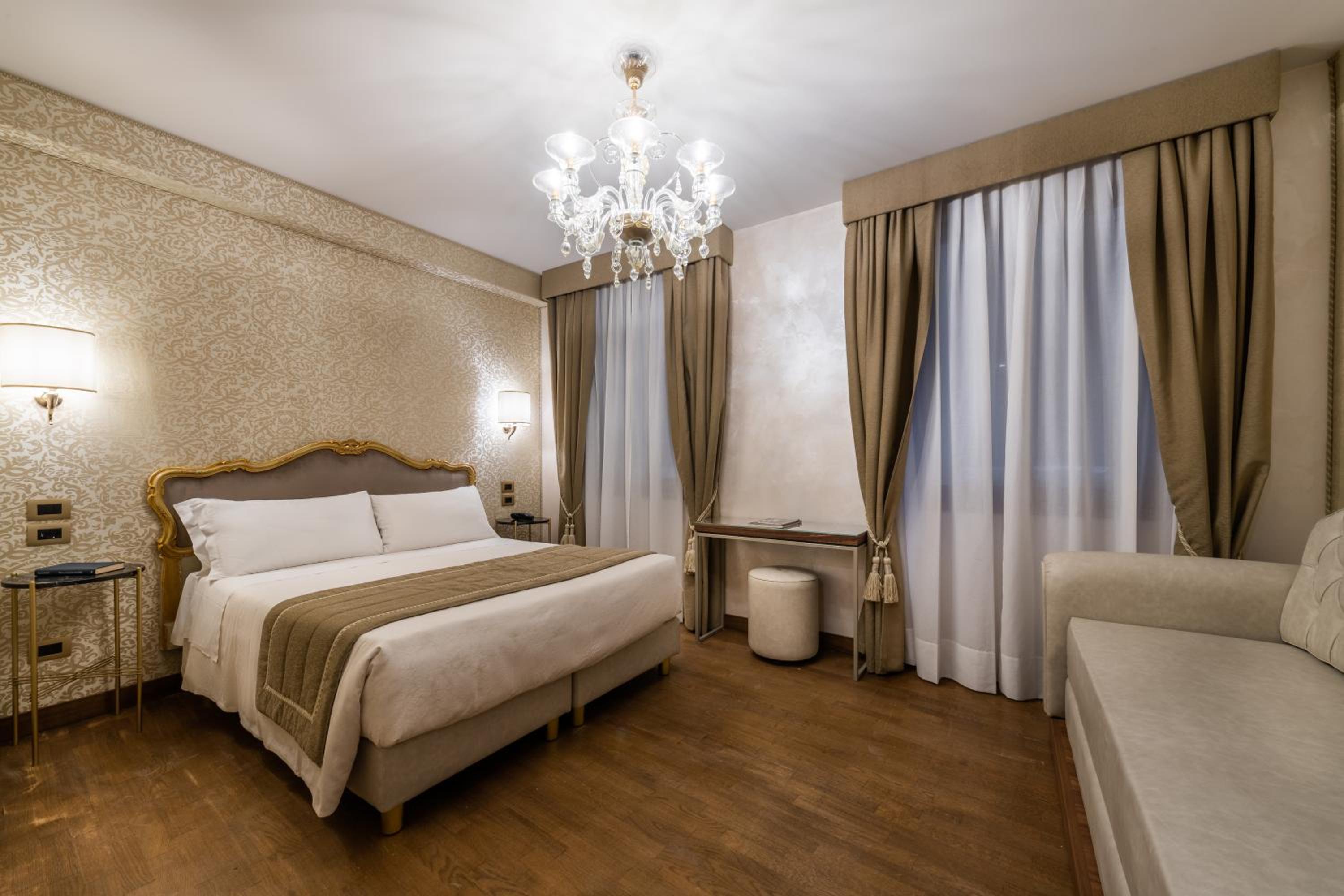 Superior Double or Twin Room thumbnail 5