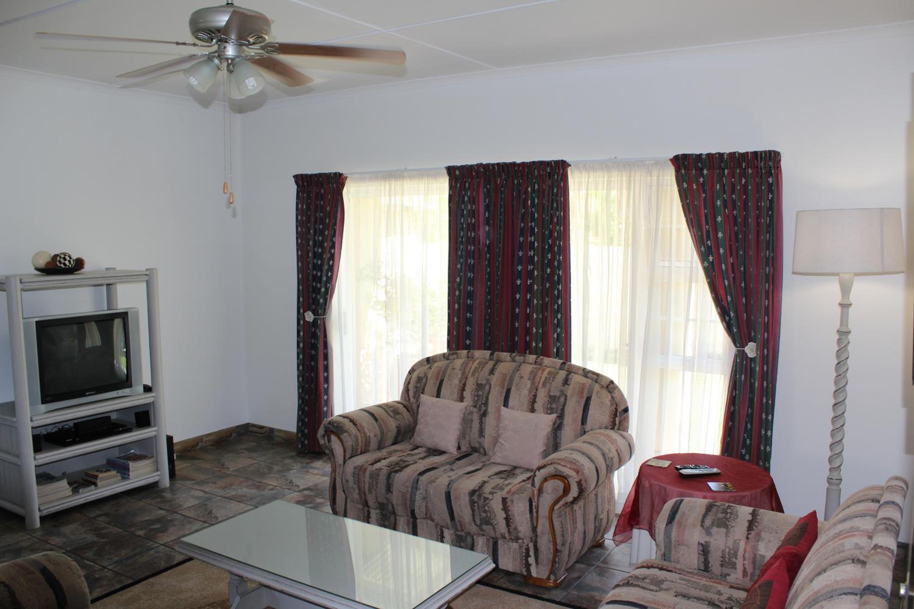 Two-Bedroom House - Photo 17
