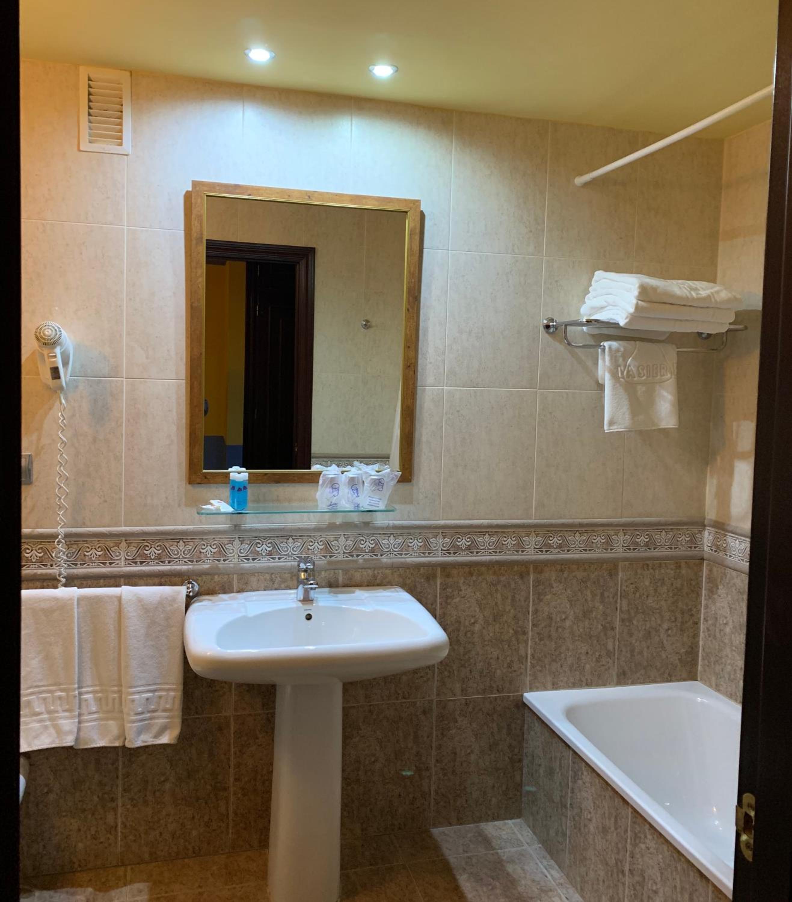 Triple Room (2 Adults + 1 Child) - Photo 2