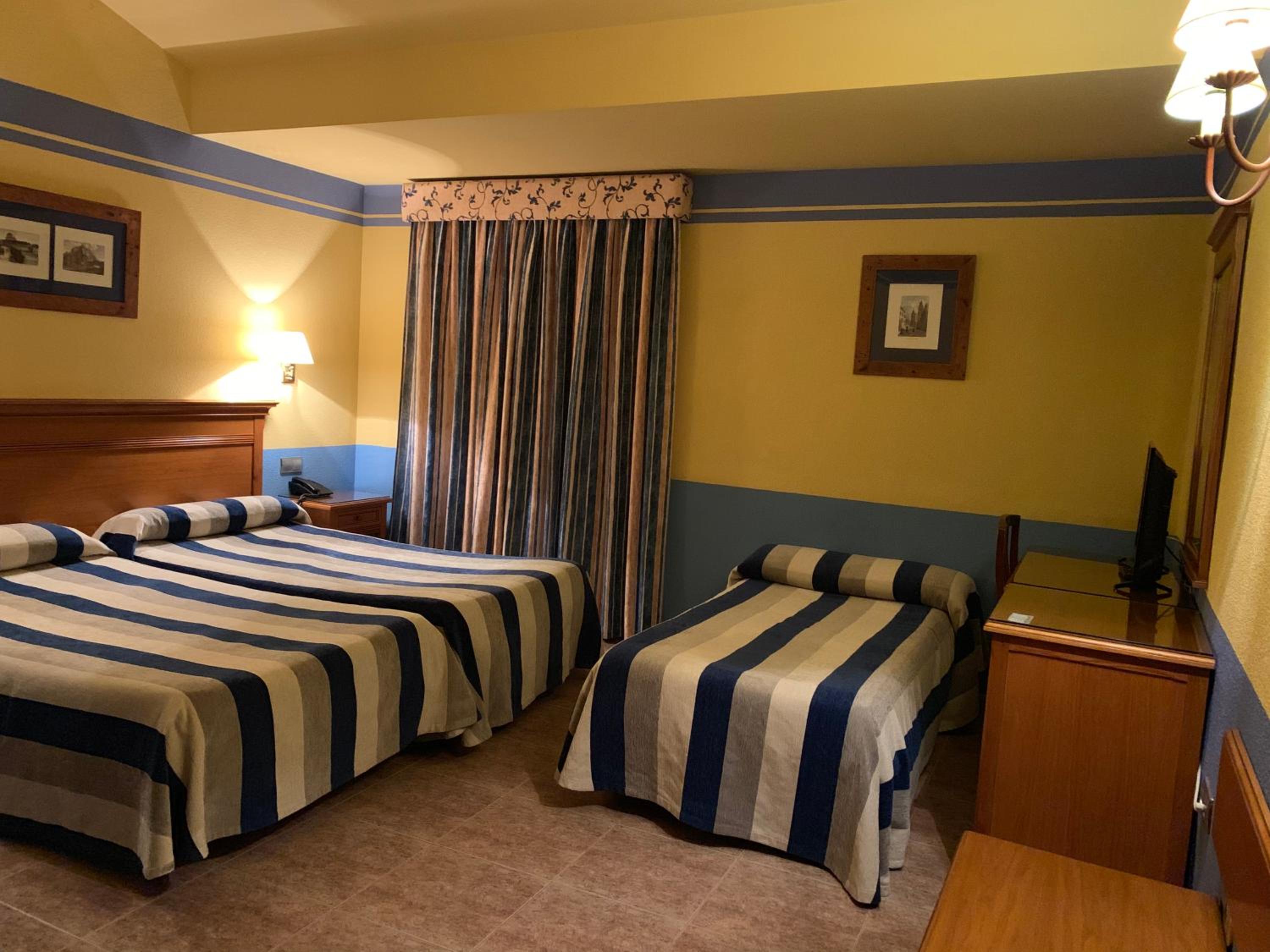 Triple Room (2 Adults + 1 Child) - Photo 1