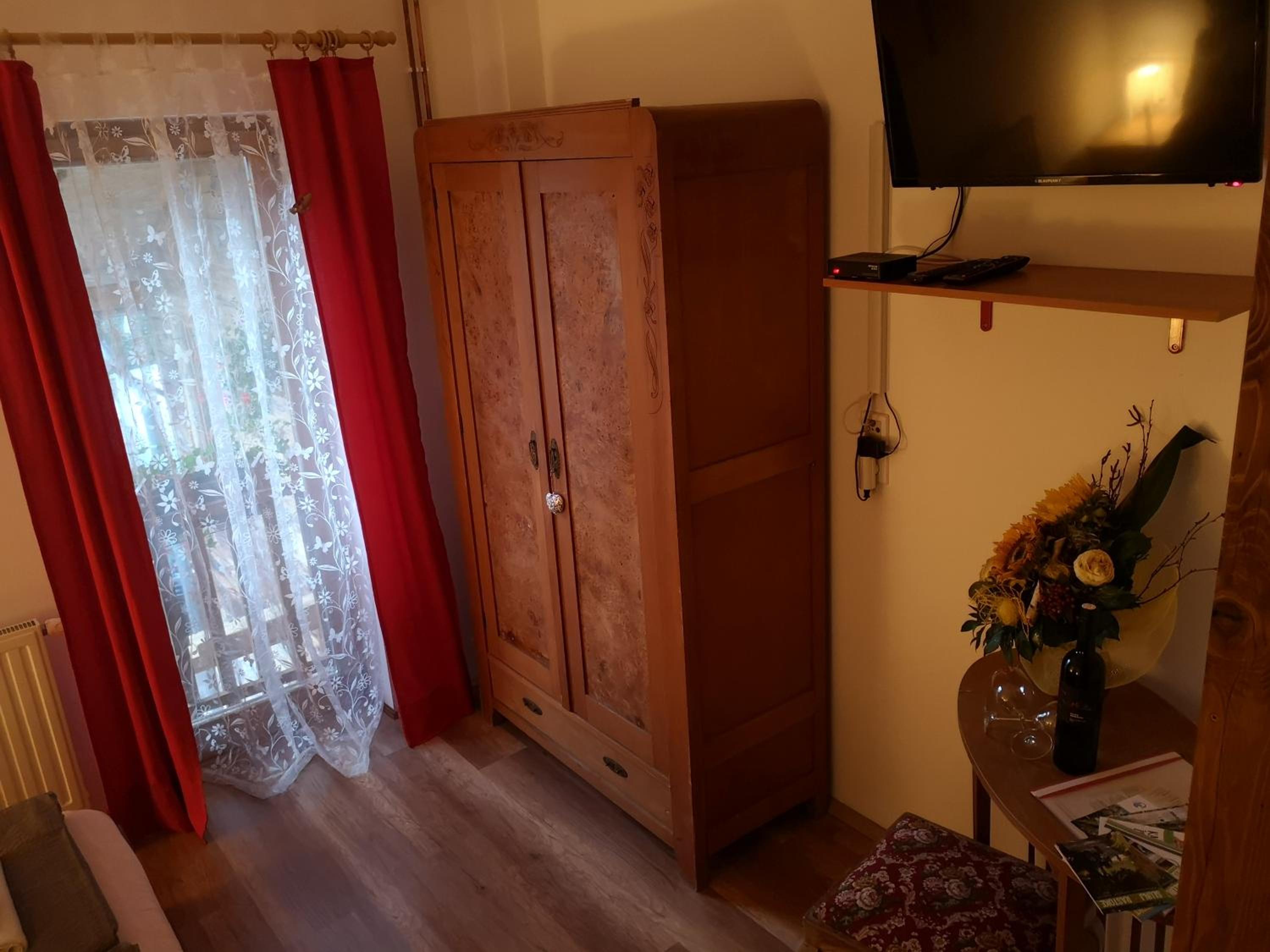 Family Room with Bathroom photo 2