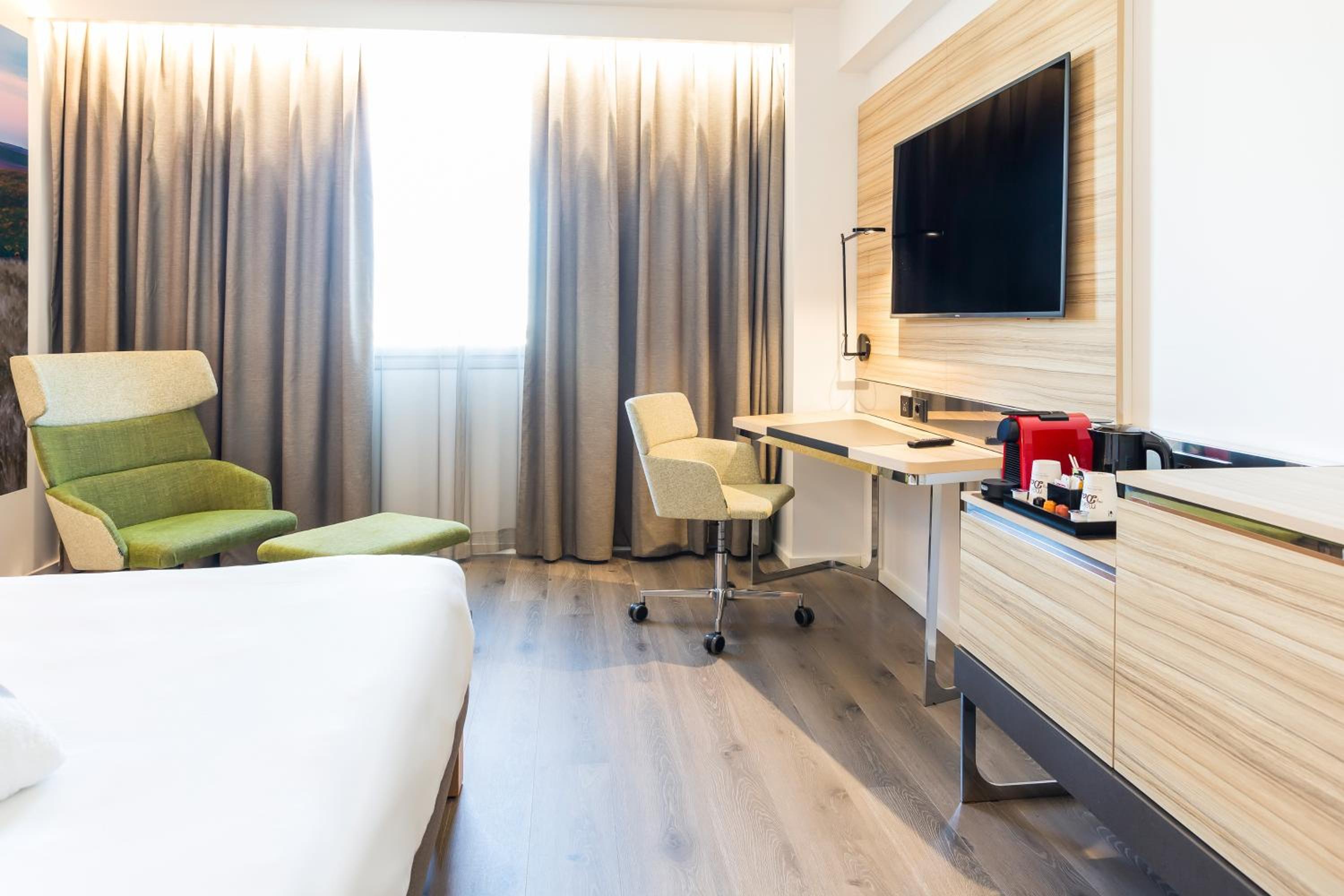 Deluxe Double Room thumbnail 6