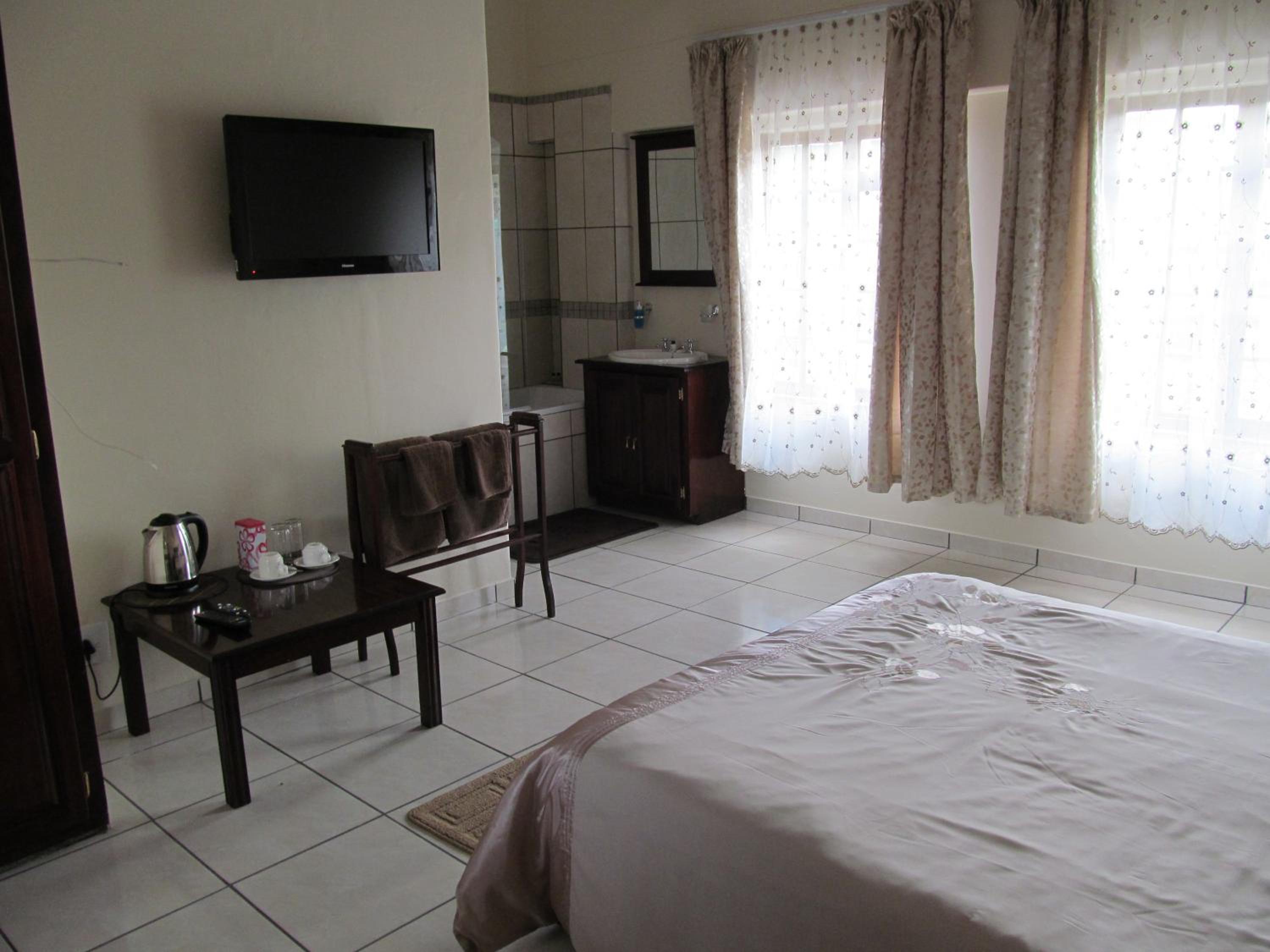 Deluxe Double Room with Bath - Photo 3