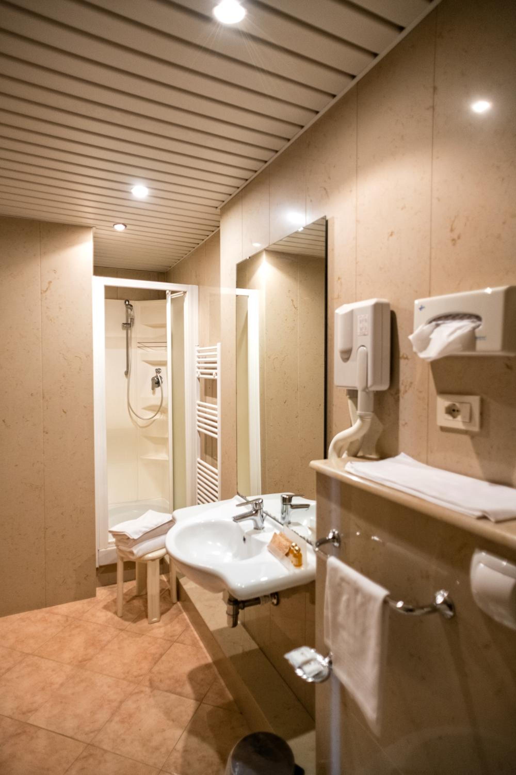Double Room - Photo 2