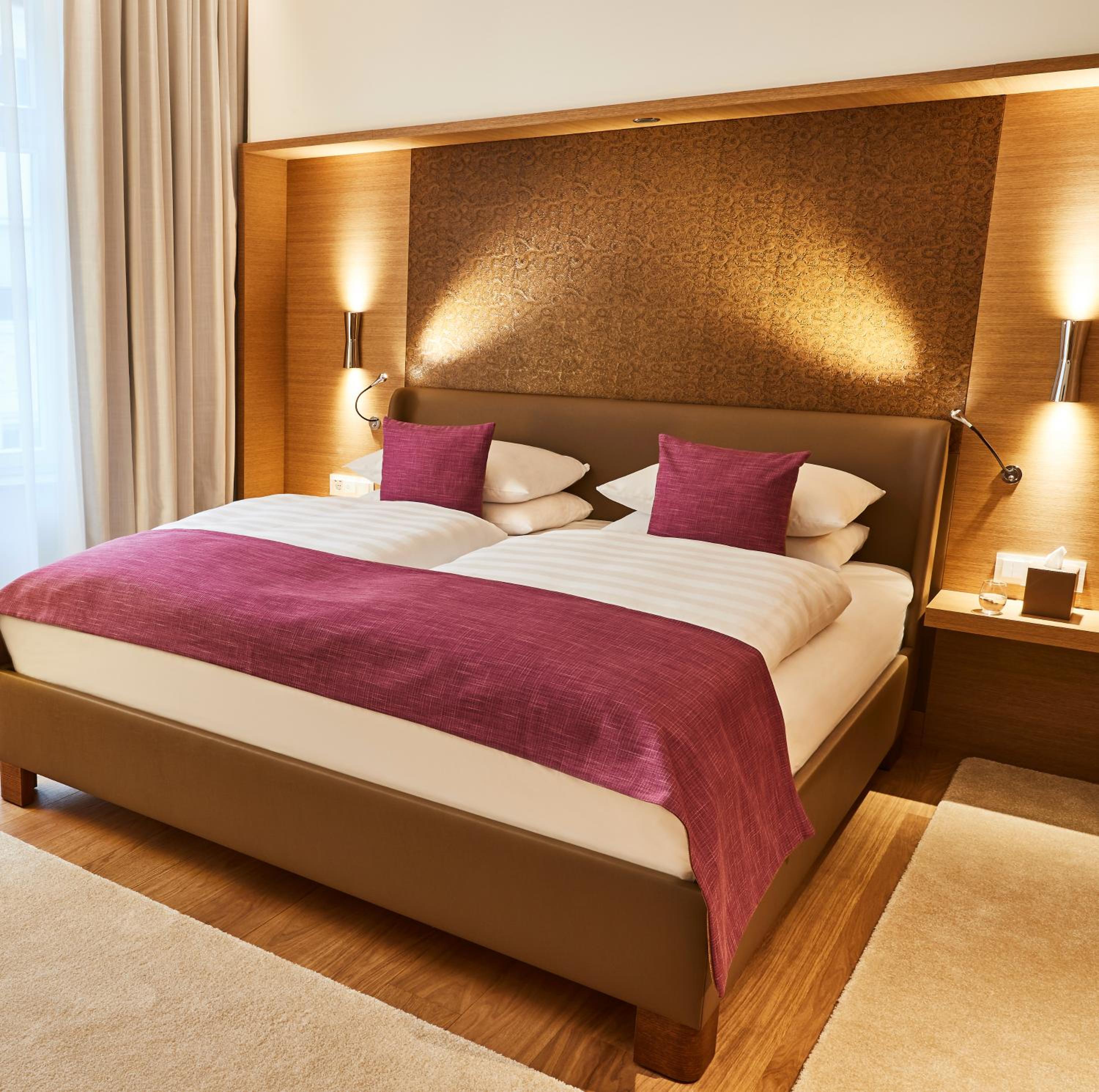 Grand Deluxe Room King thumbnail 5