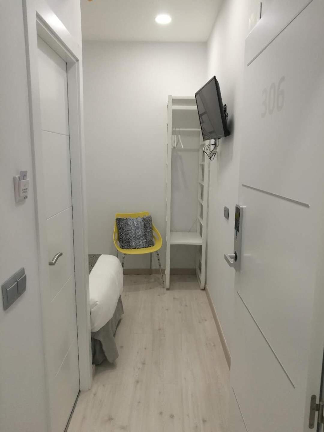 Single Room with Private Bathroom photo 3
