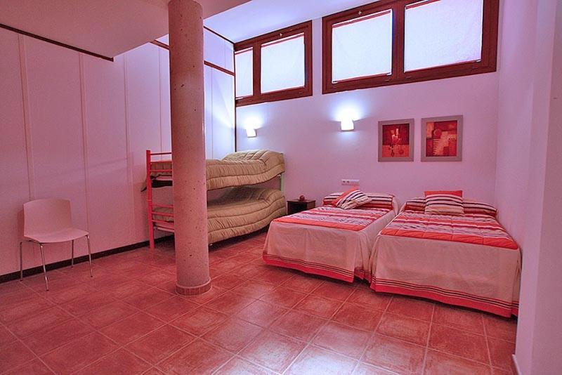 Six-Bedroom House photo 3