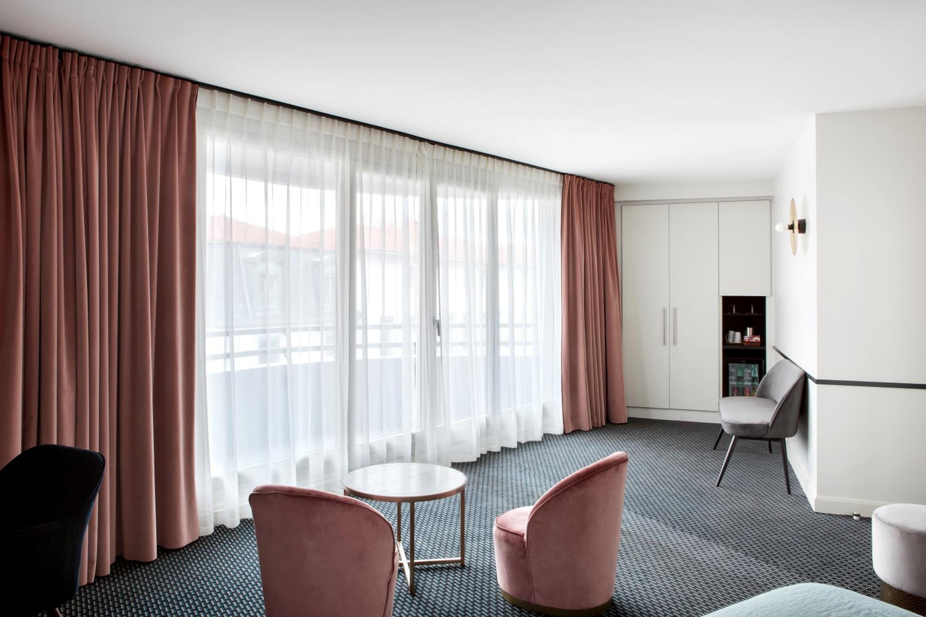 Family Room with Balcony and View - Photo 6