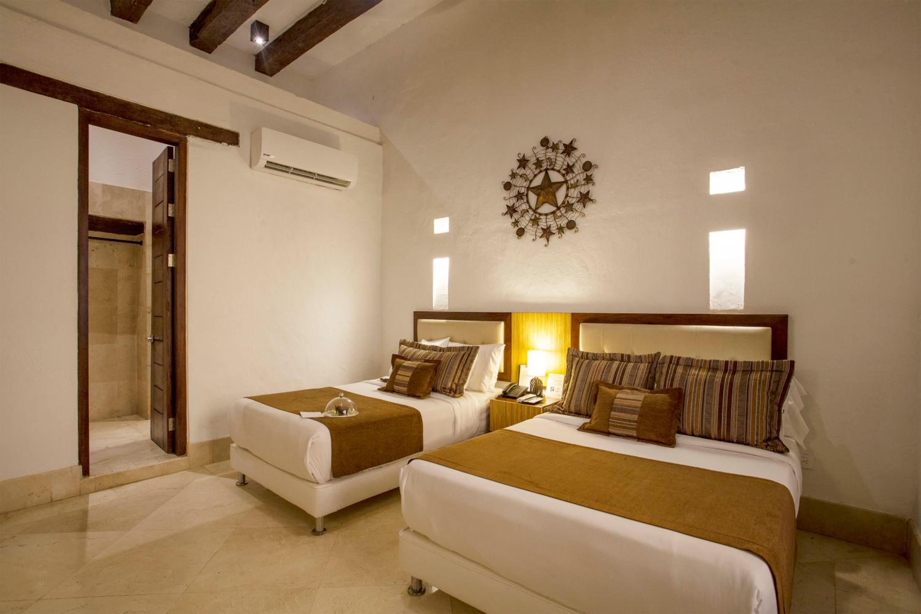 Five-Bedroom House photo 1