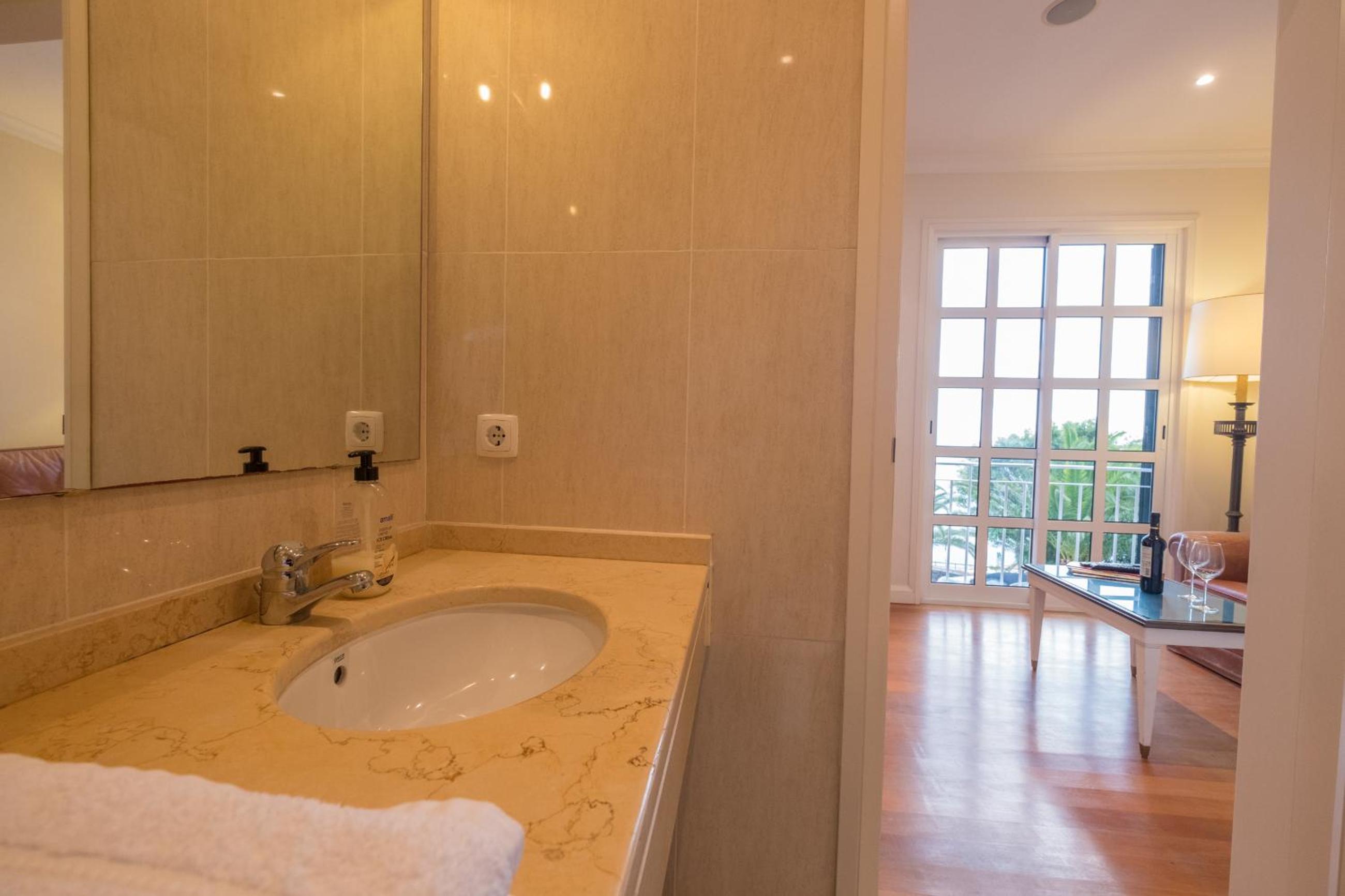 One-Bedroom Apartment with Sea View - Photo 6