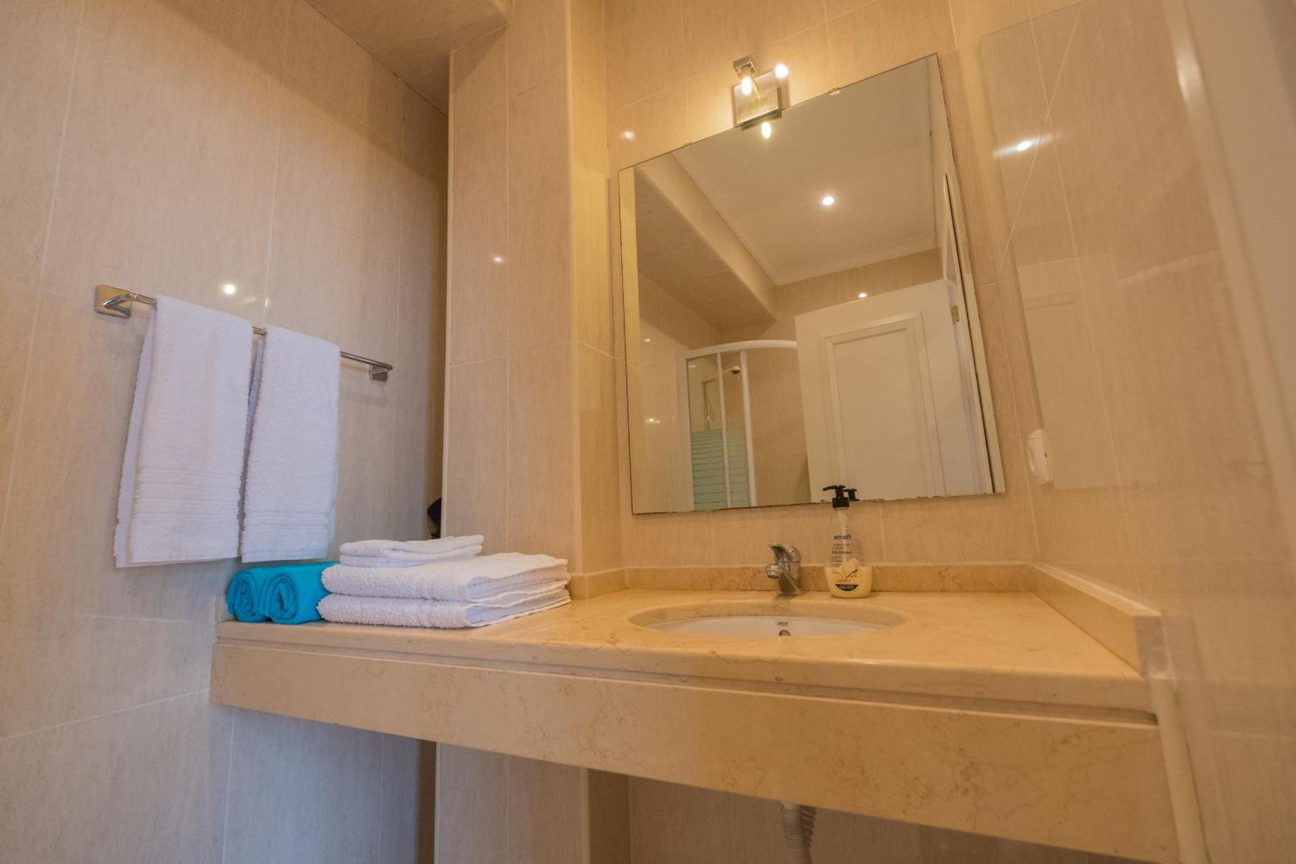 One-Bedroom Apartment with Sea View - Photo 4
