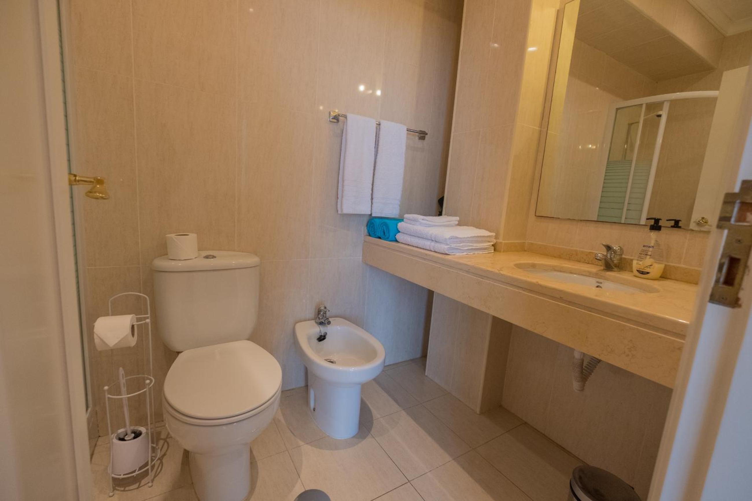 One-Bedroom Apartment with Sea View - Photo 17