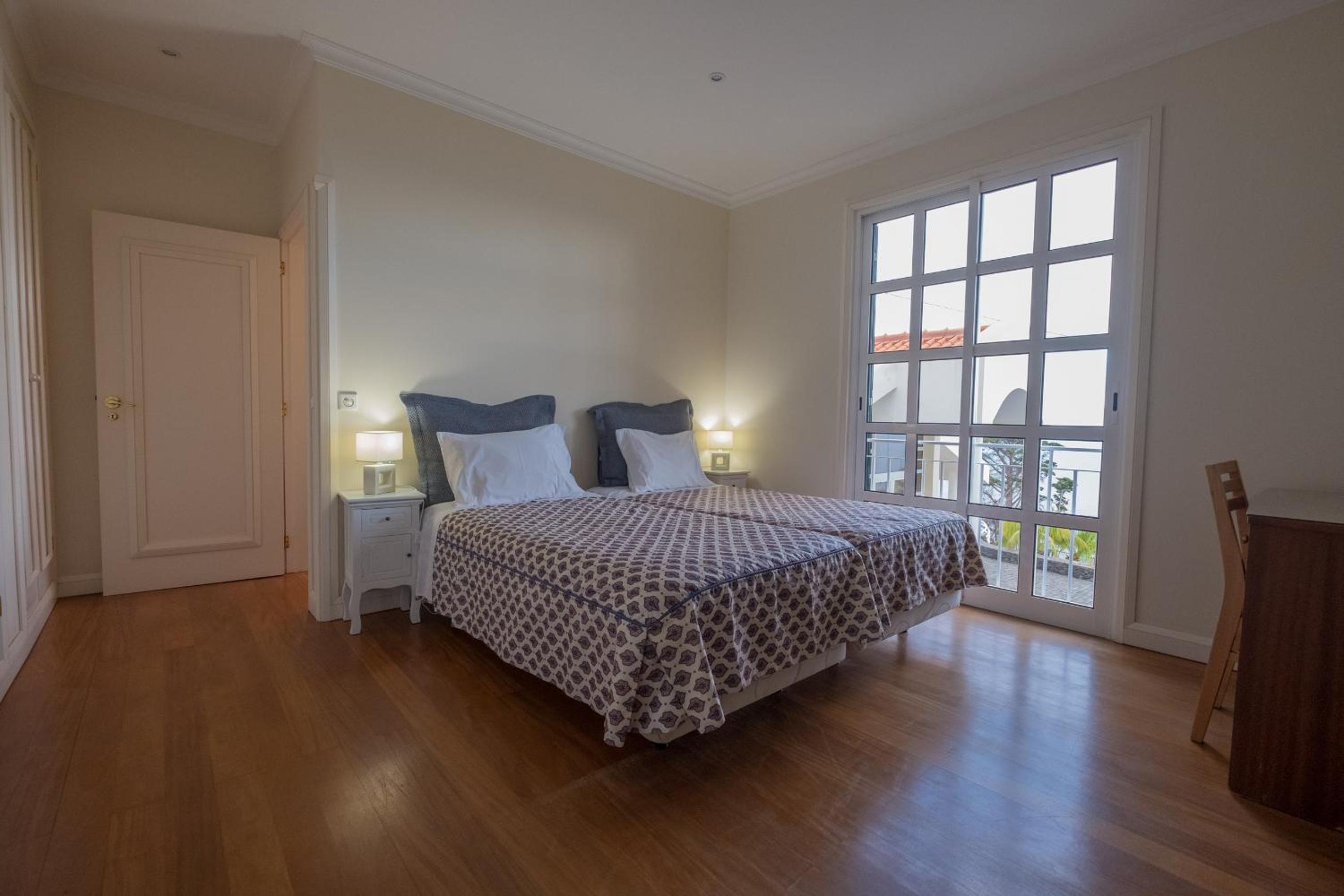 One-Bedroom Apartment with Sea View - Photo 14