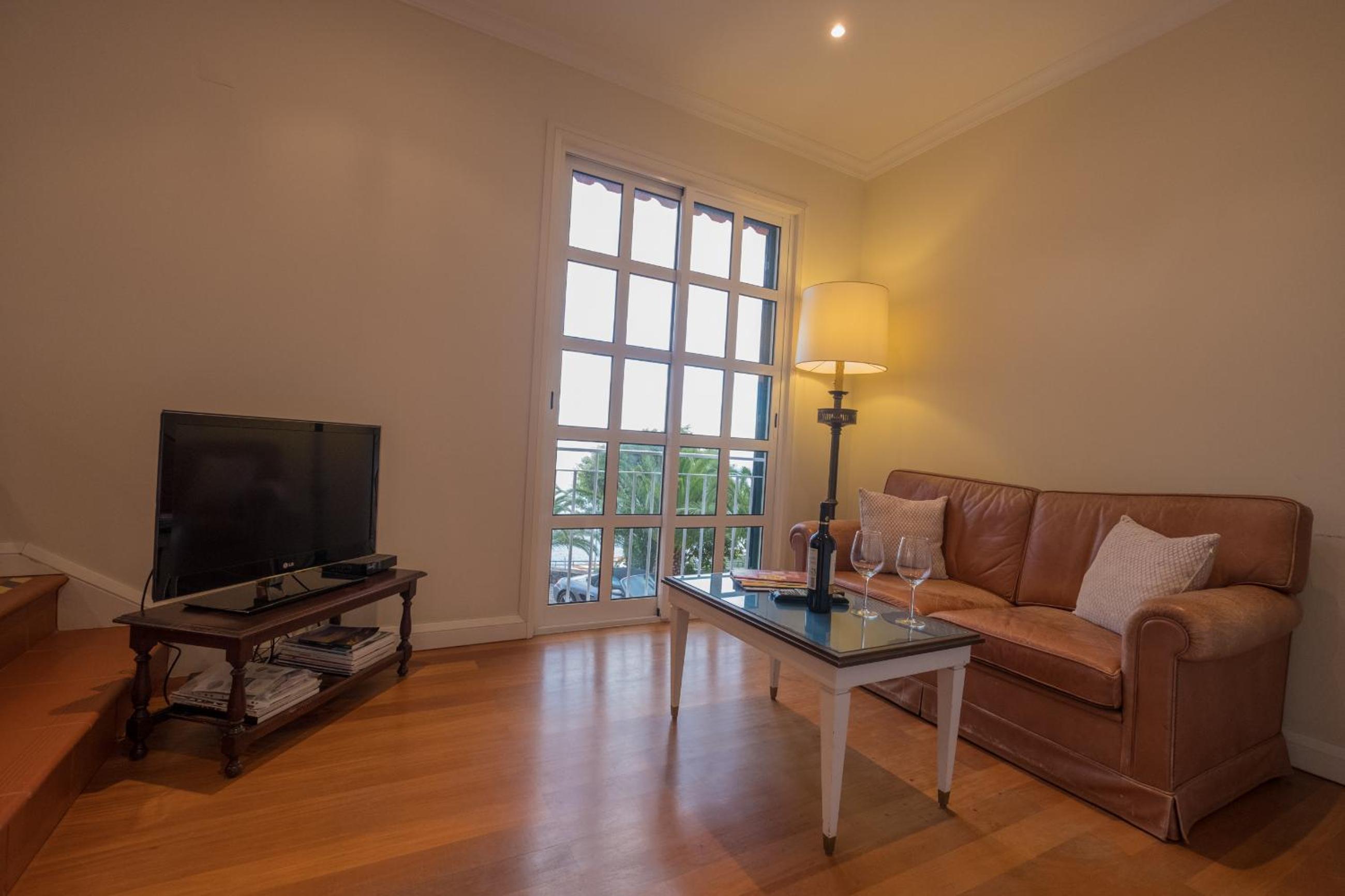 One-Bedroom Apartment with Sea View - Photo 2