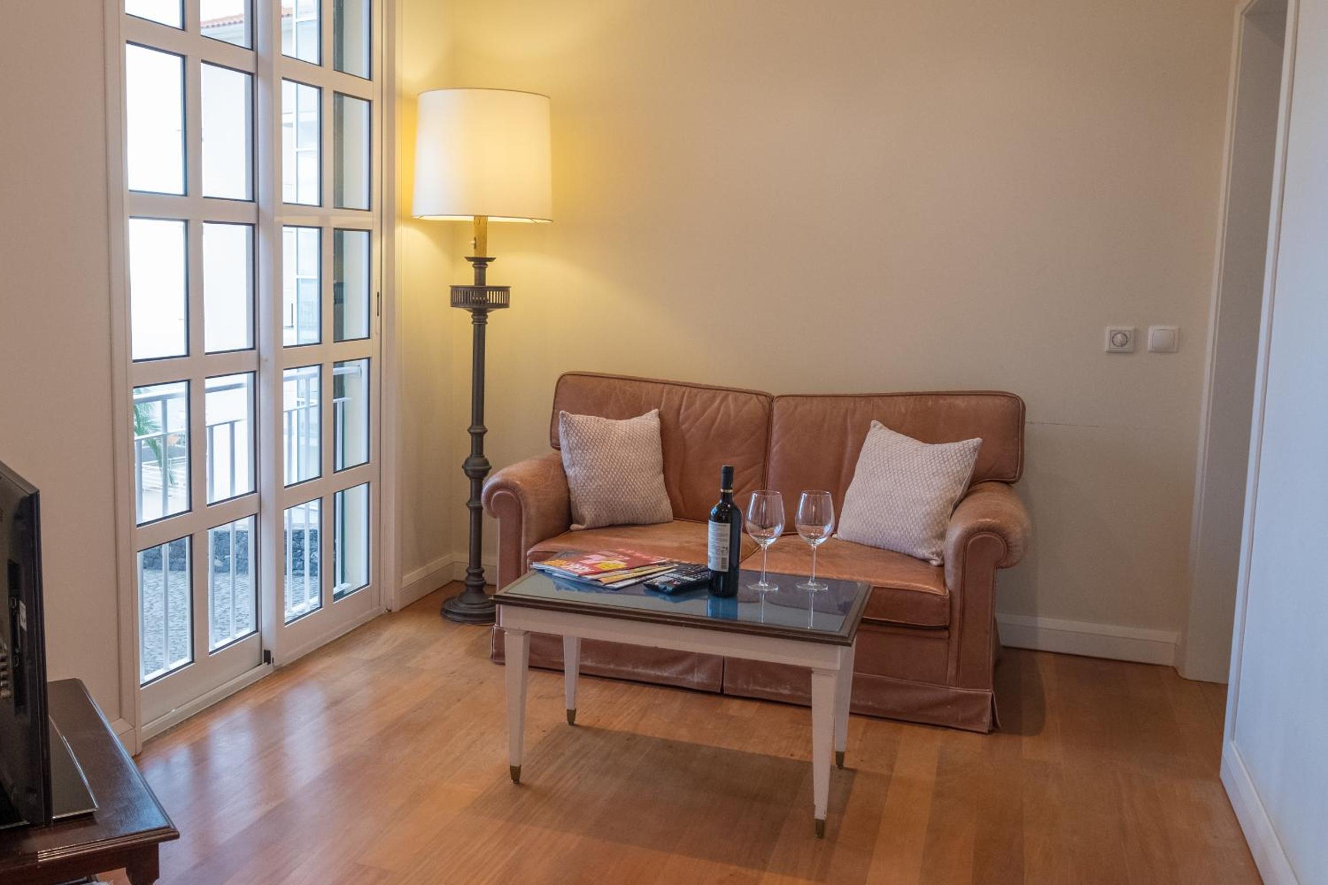 One-Bedroom Apartment with Sea View - Photo 3