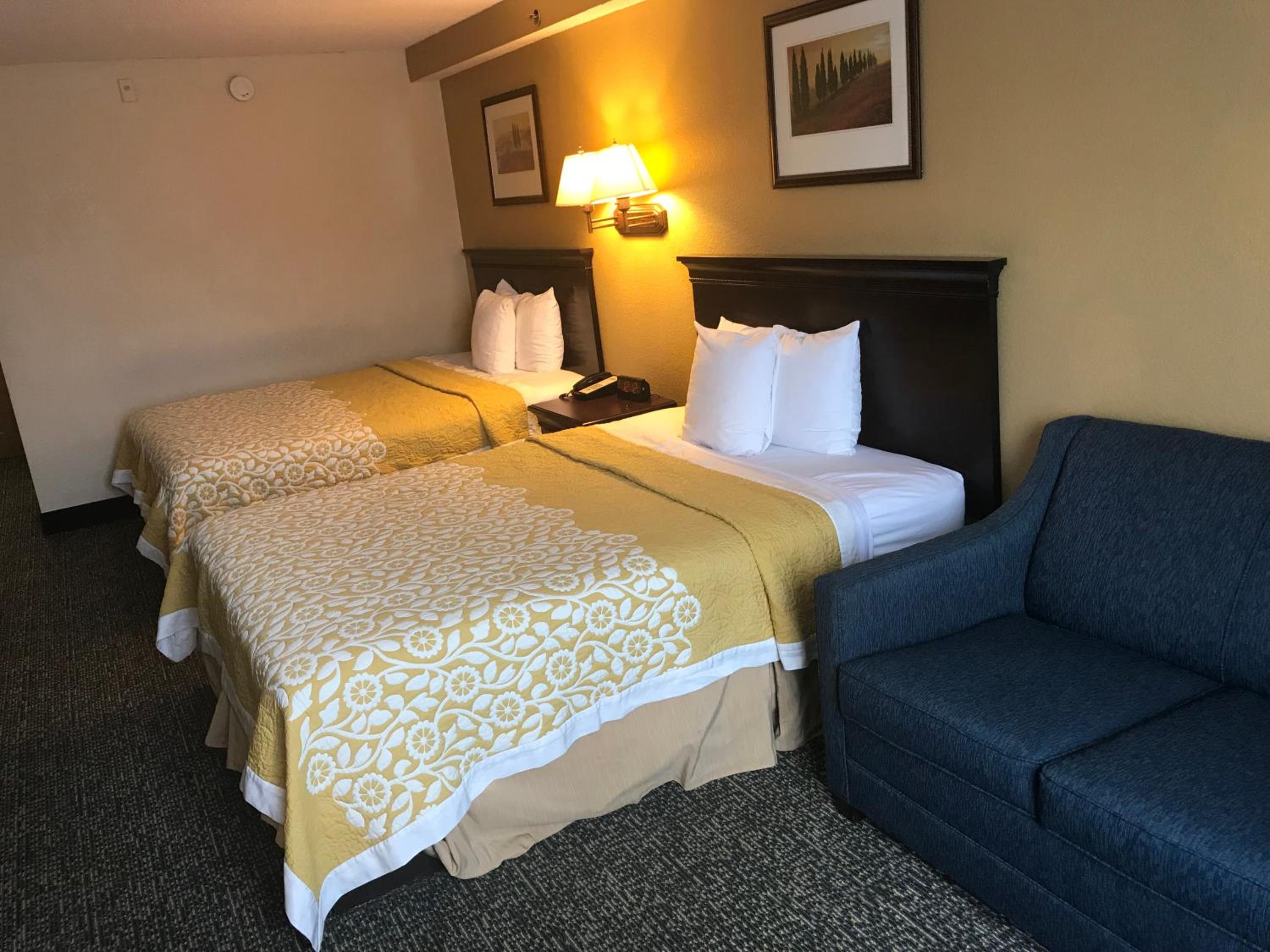 Deluxe Queen Room with Two Queen Beds - Non-Smoking - Photo 13