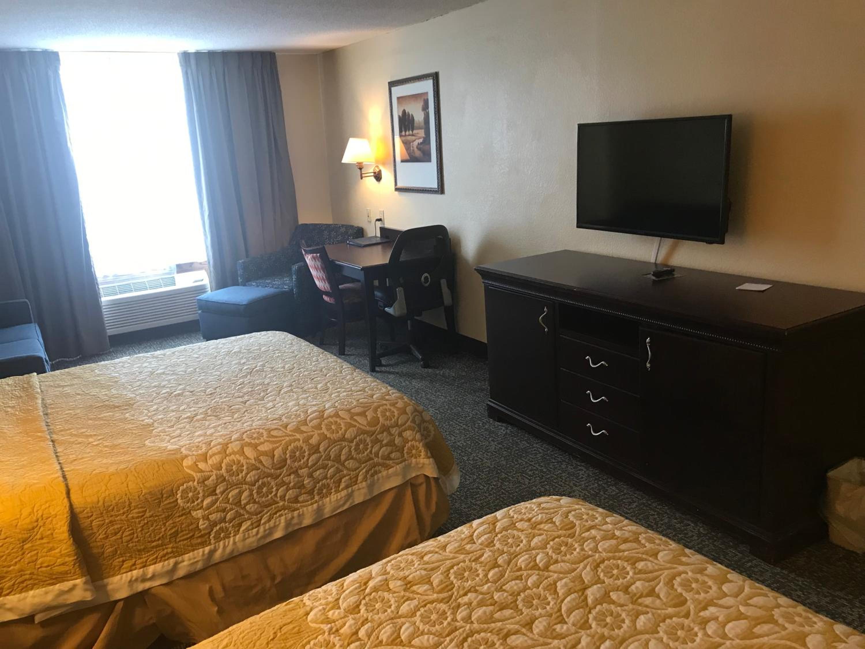 Deluxe Queen Room with Two Queen Beds - Non-Smoking - Photo 16