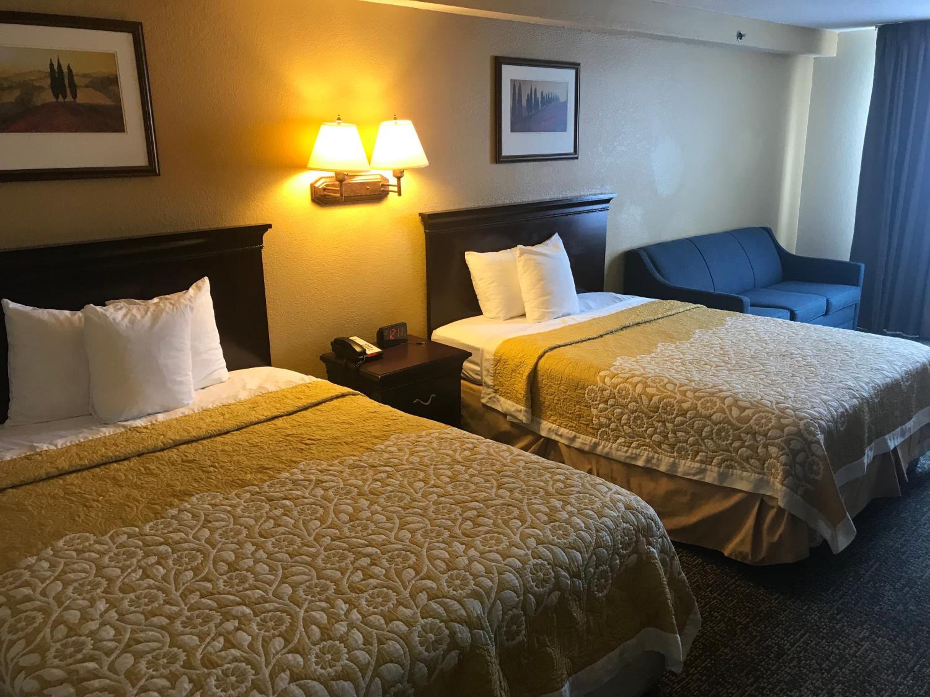 Deluxe Queen Room with Two Queen Beds - Non-Smoking - Photo 15