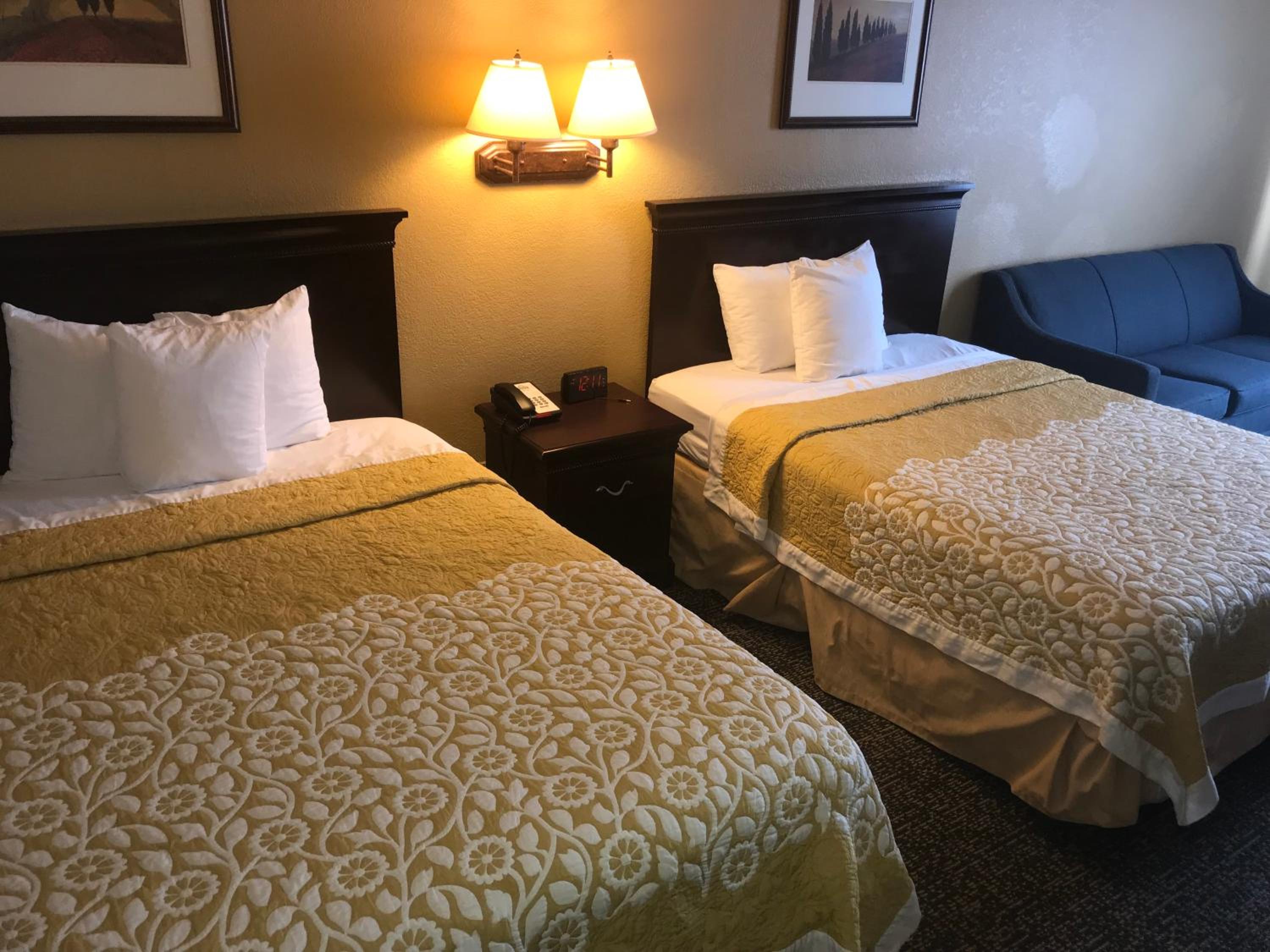 Deluxe Queen Room with Two Queen Beds - Non-Smoking - Photo 14