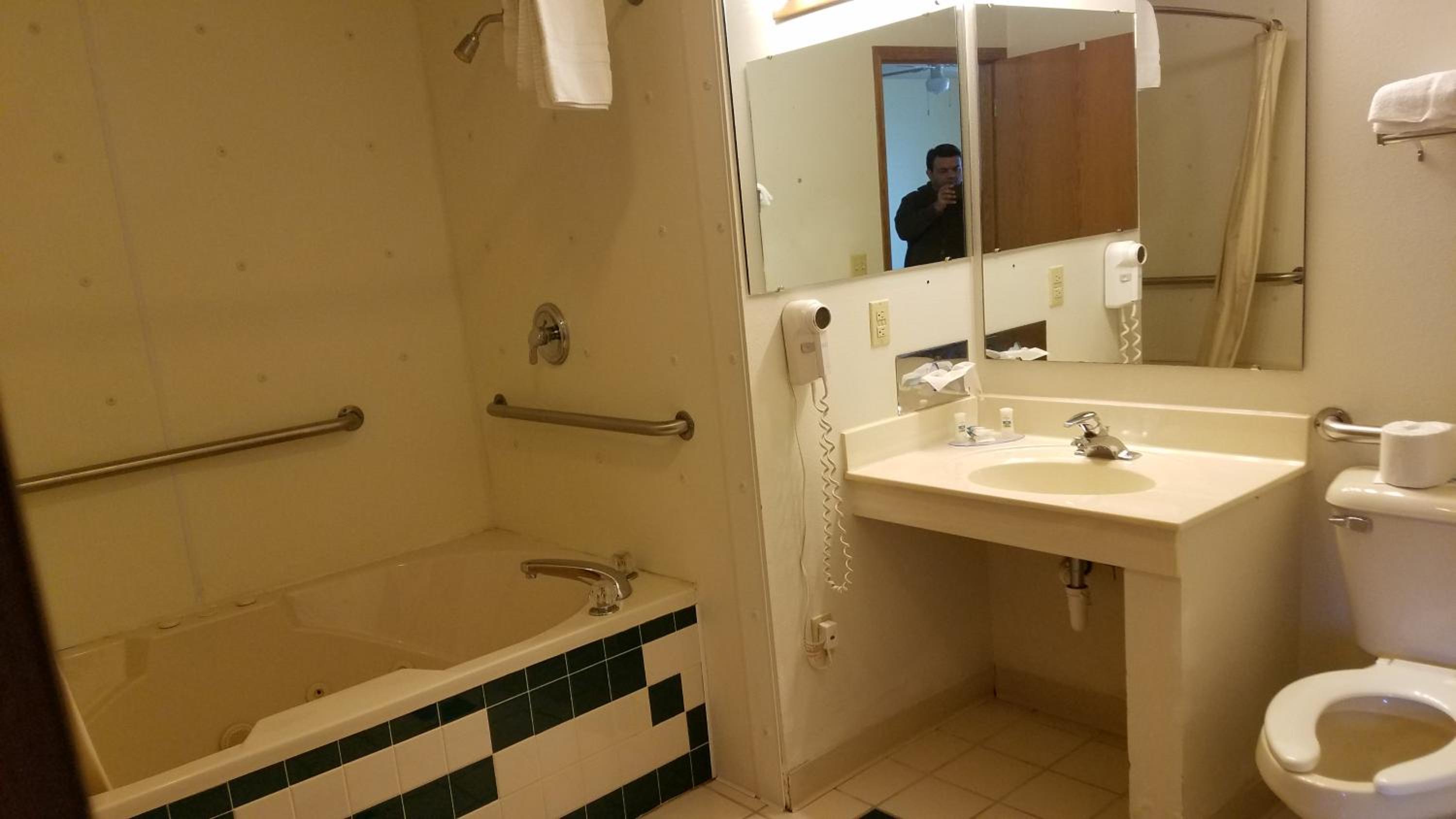 Queen Suite with Spa Bath photo 2