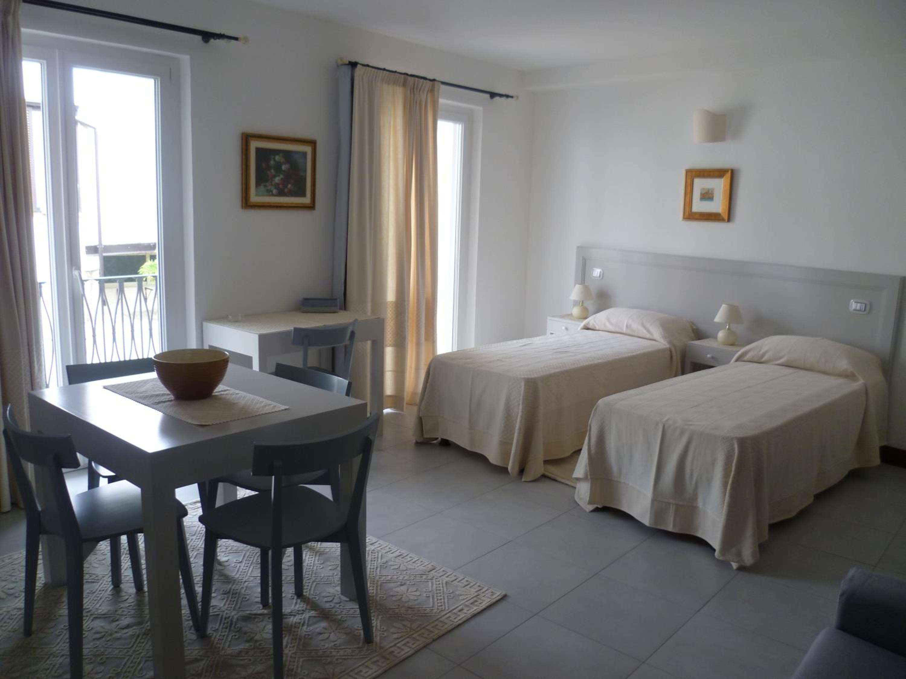 Junior Suite with Balcony - Photo 7