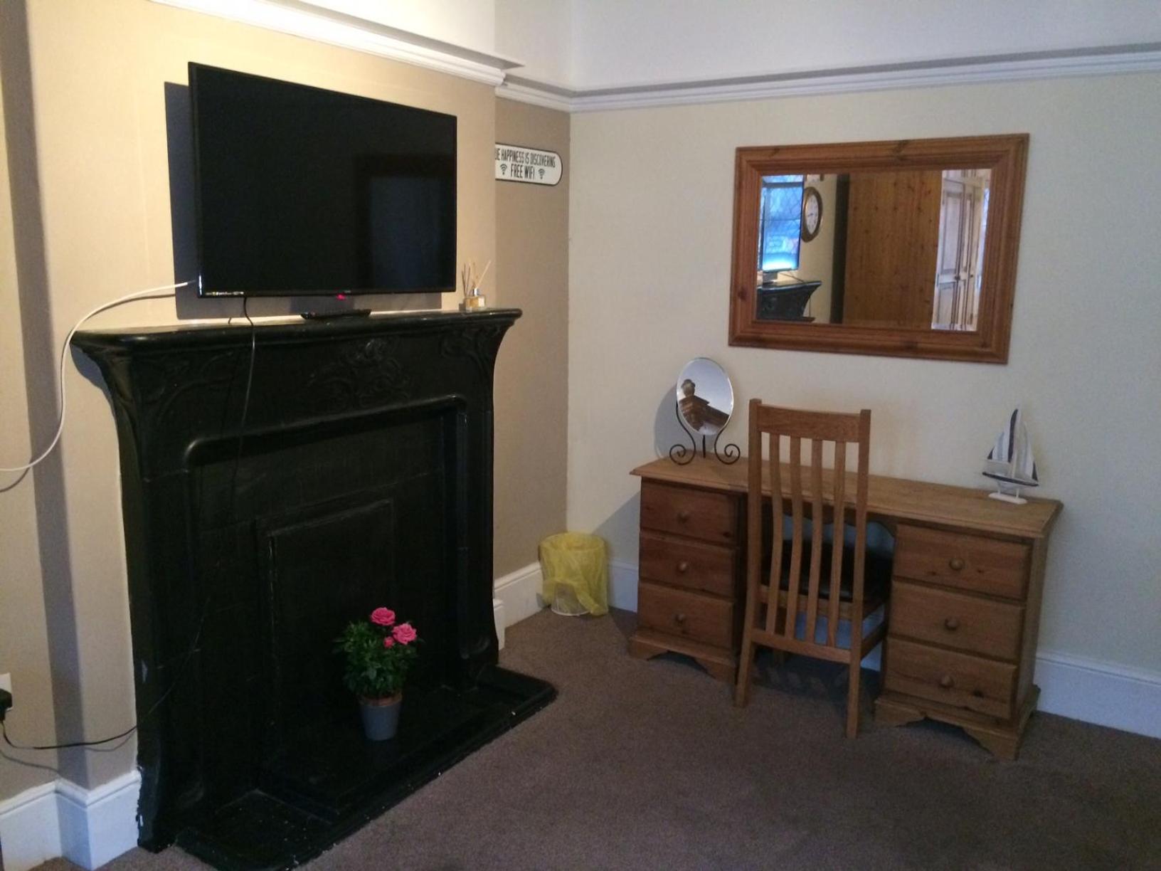 Deluxe Double Room with Shower - Photo 6