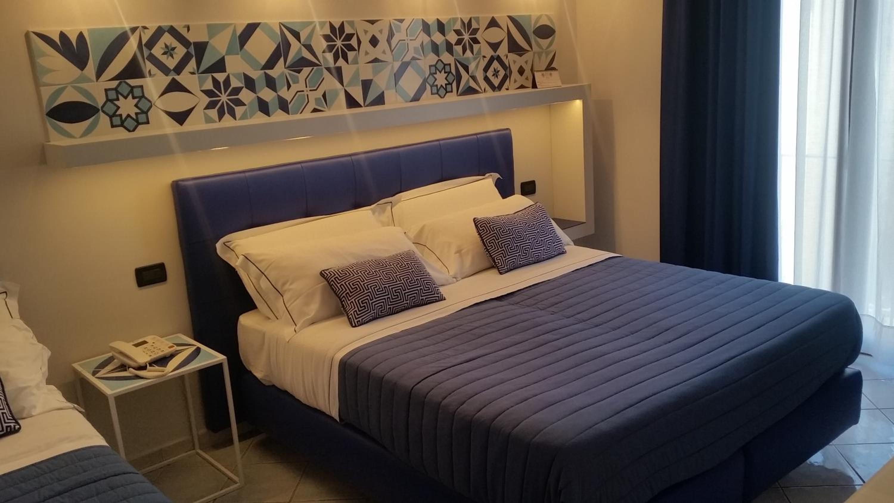 Double Room with Balcony - Photo 10