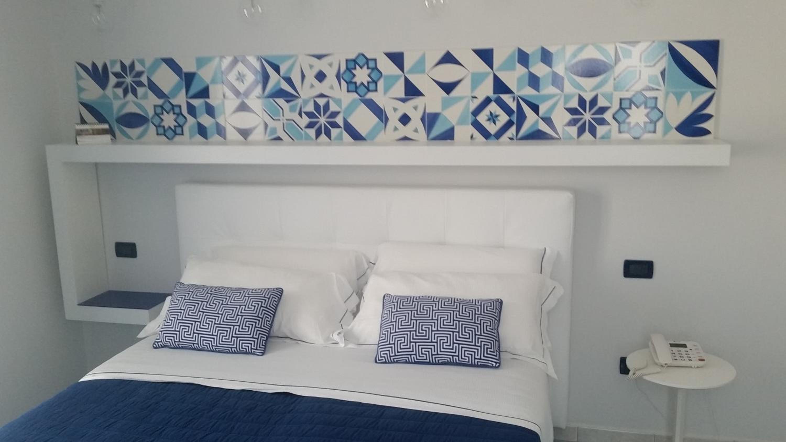 Double Room with Balcony - Photo 9