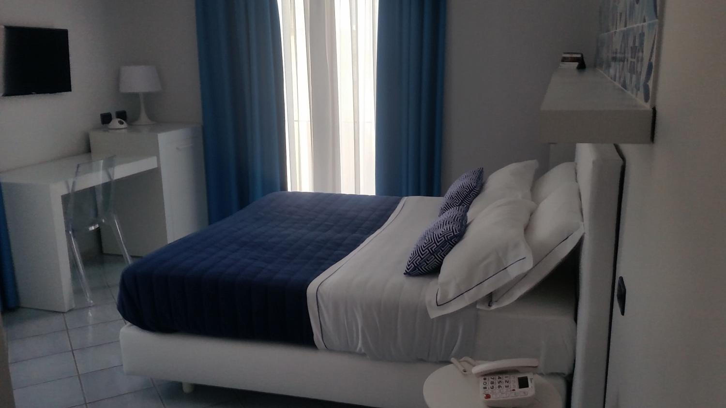Double Room with Balcony - Photo 3