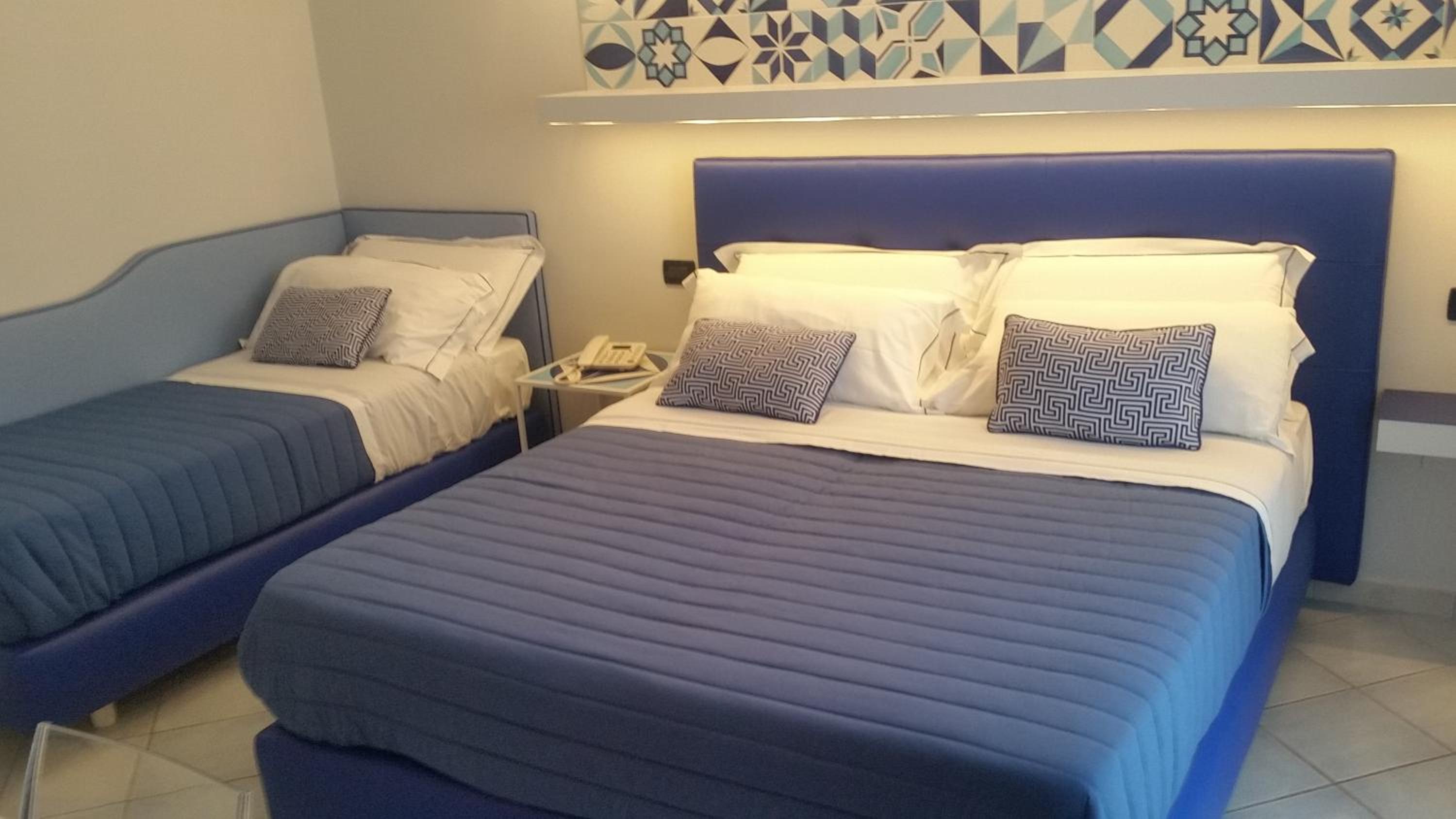 Triple Room with Balcony - Photo 5