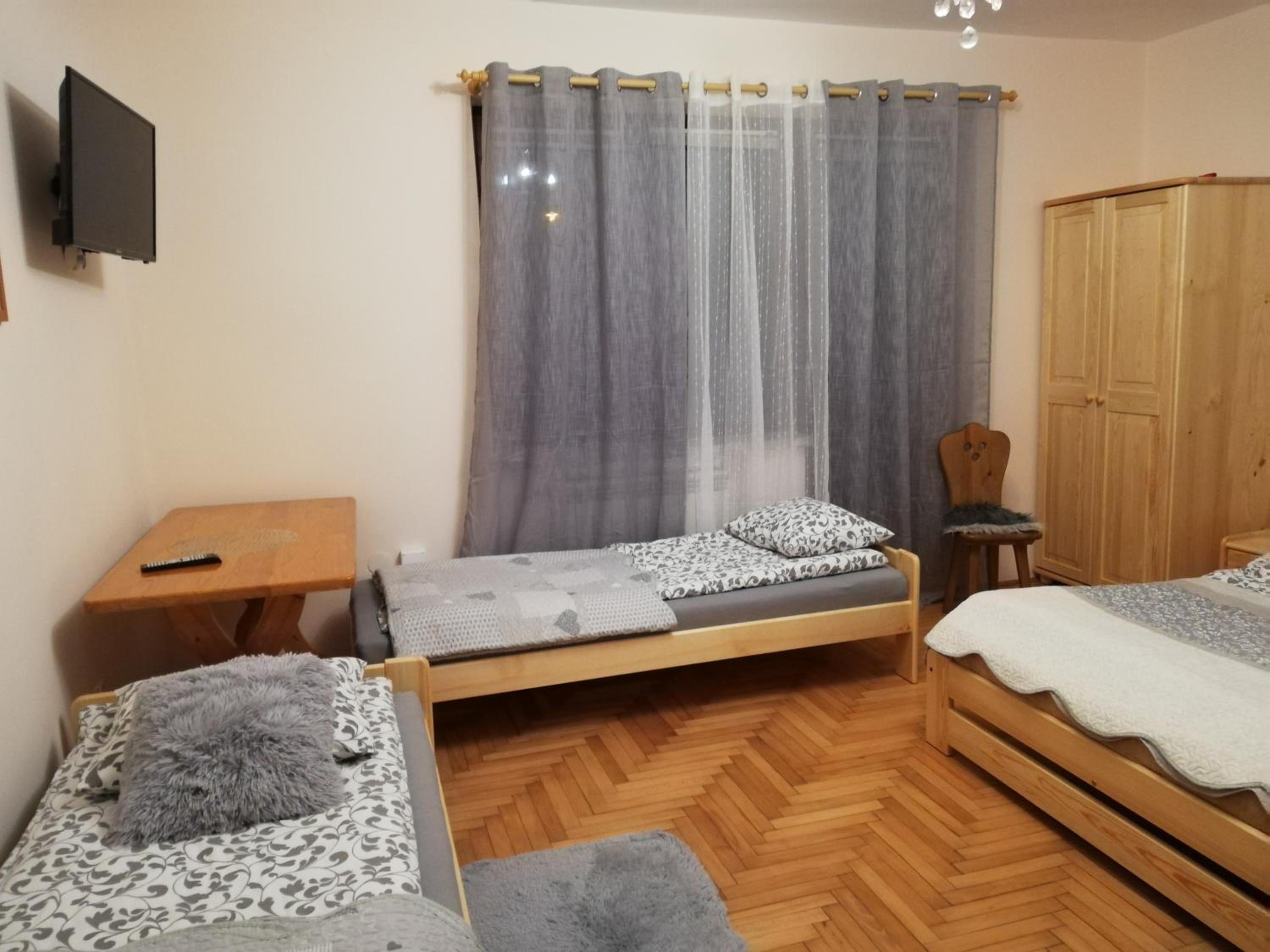 Quadruple Room with Bathroom - Photo 7
