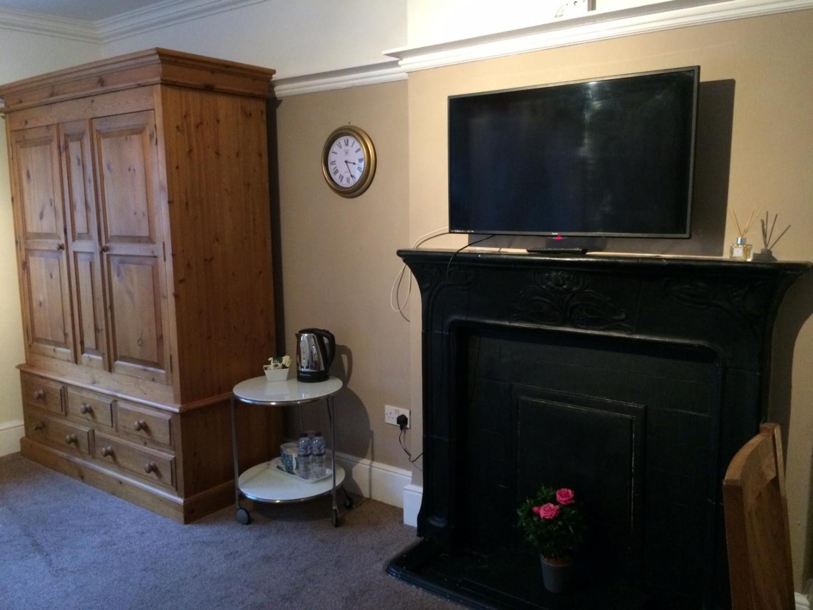 Deluxe Double Room with Shower - Photo 7