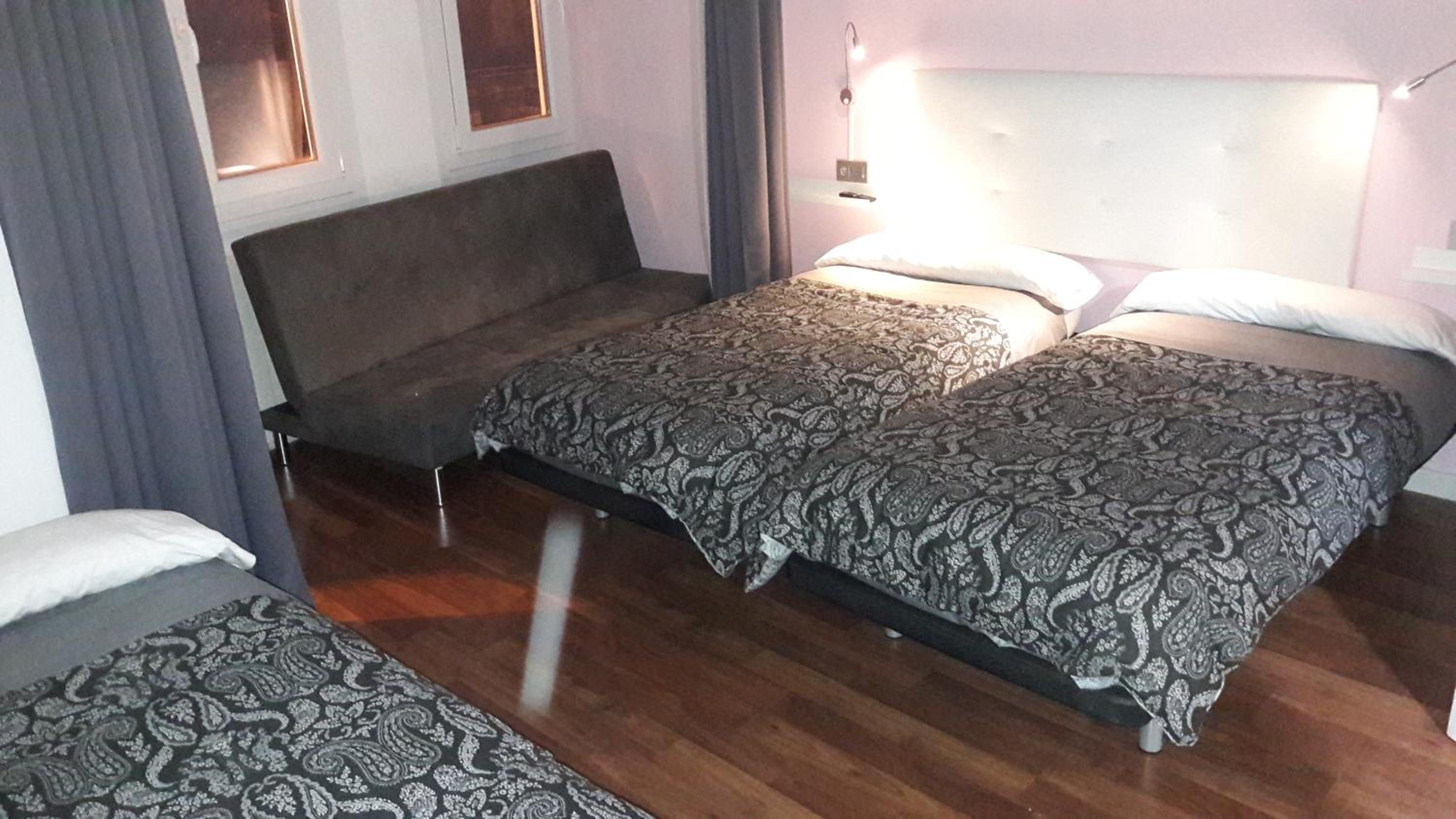 Economy Quadruple Room With Shared Bathroom photo 2