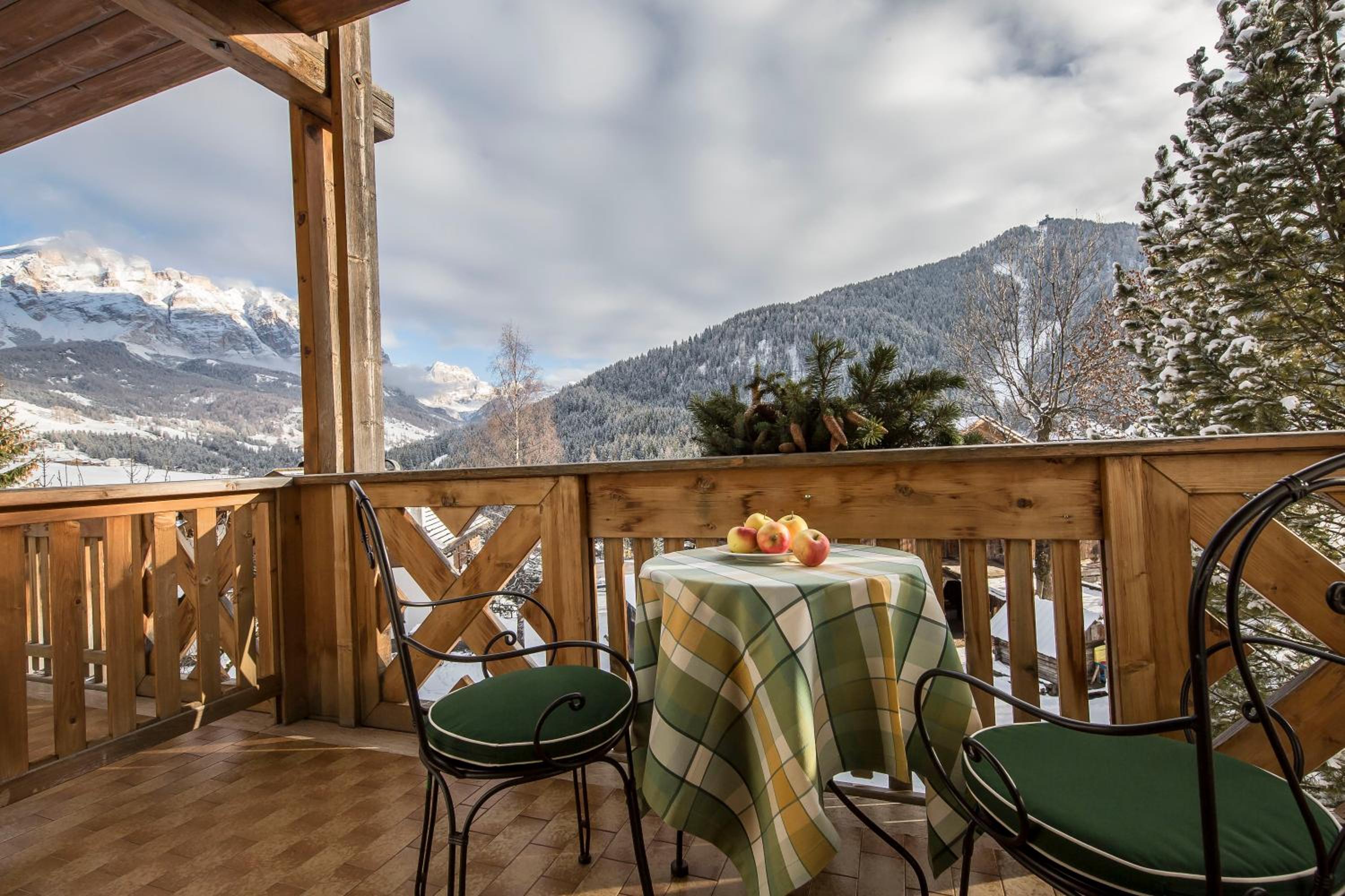 Superior One-Bedroom Apartment with Balcony and Mountain View - Photo 7