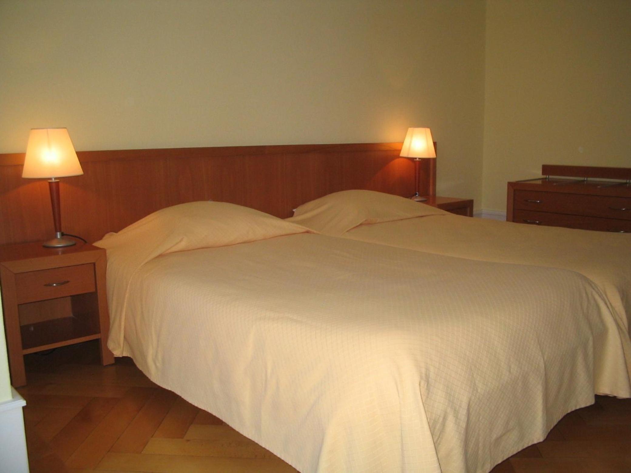 Twin Room with Private Bathroom and Park View photo 2