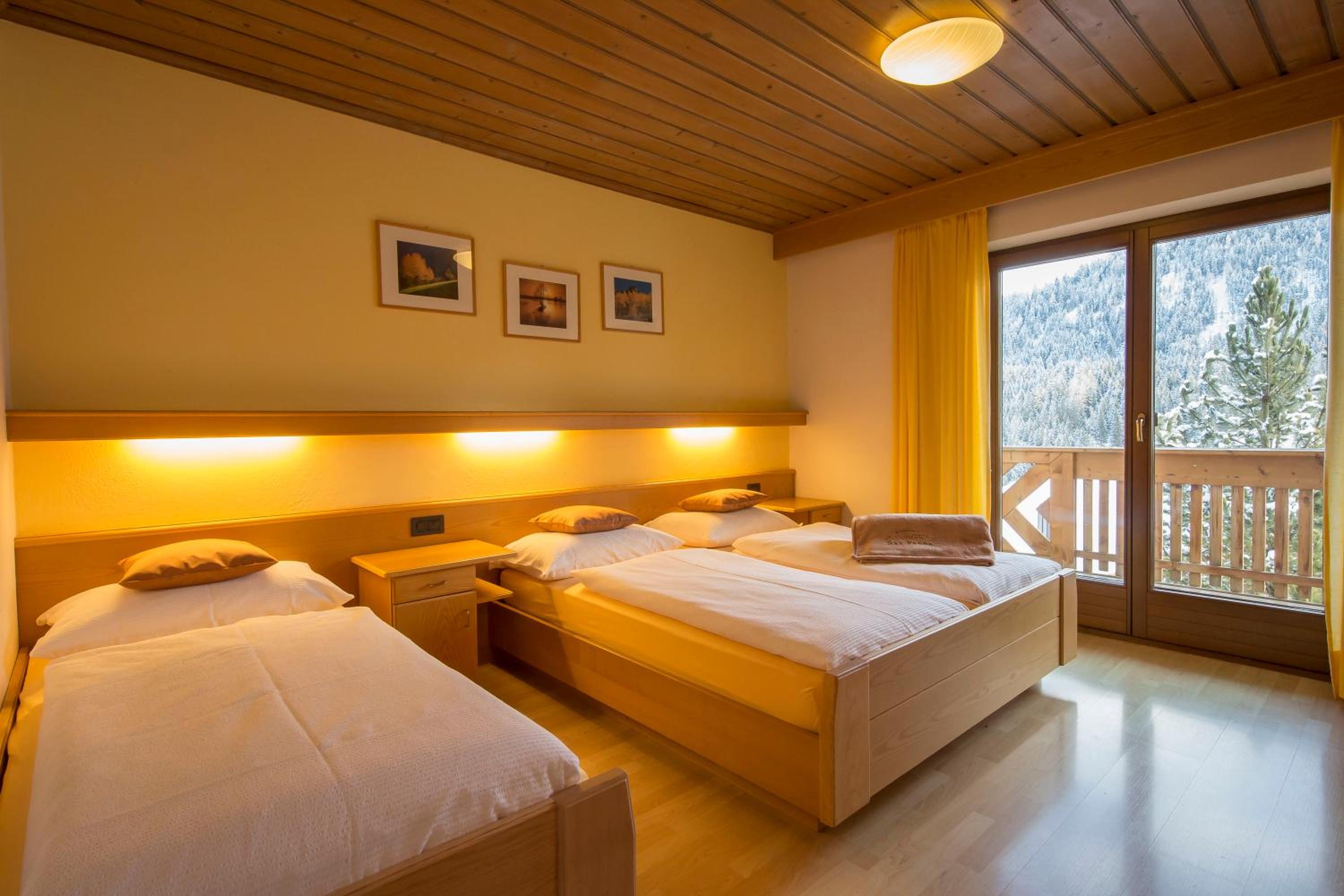 One-Bedroom Apartment with Balcony and Mountain View   photo 1