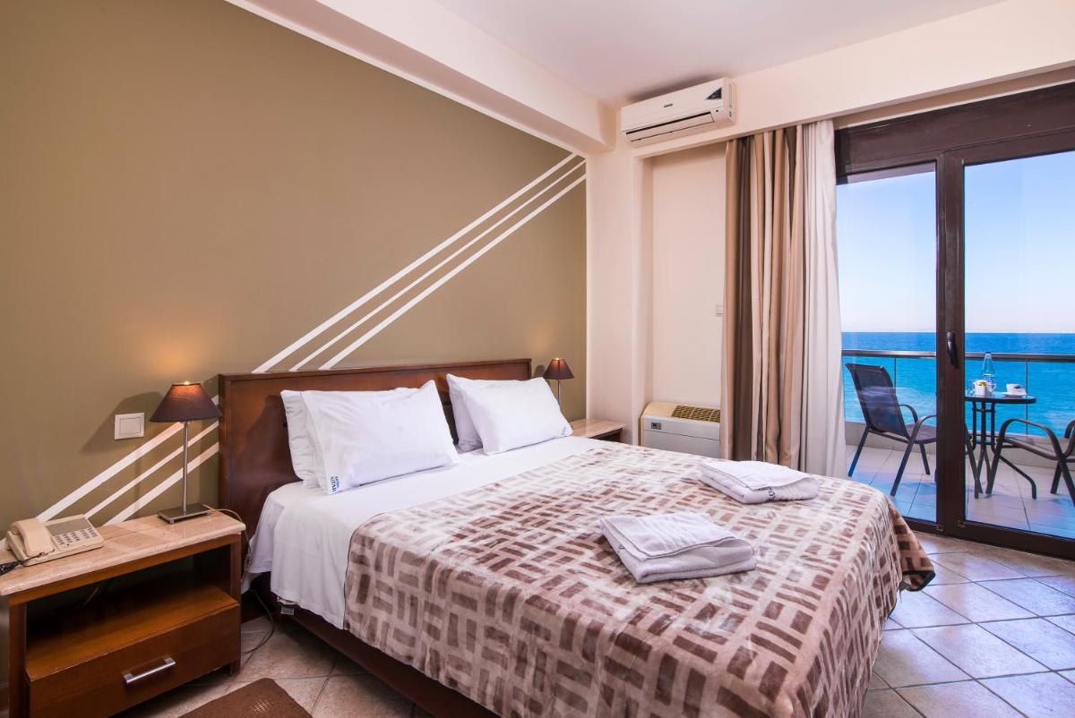 Double or Twin Room with Sea View photo 3