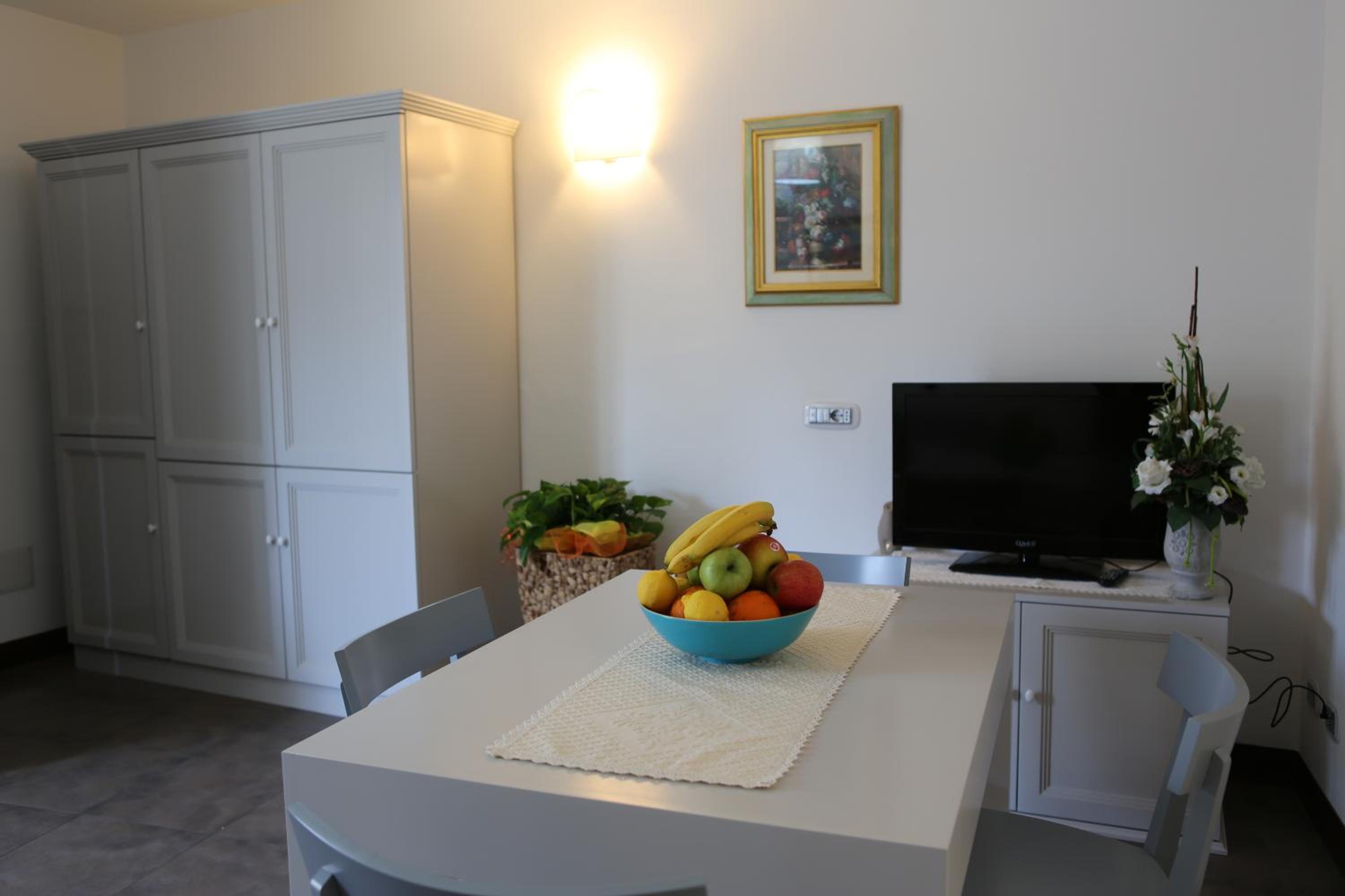 One-Bedroom Suite - Photo 4