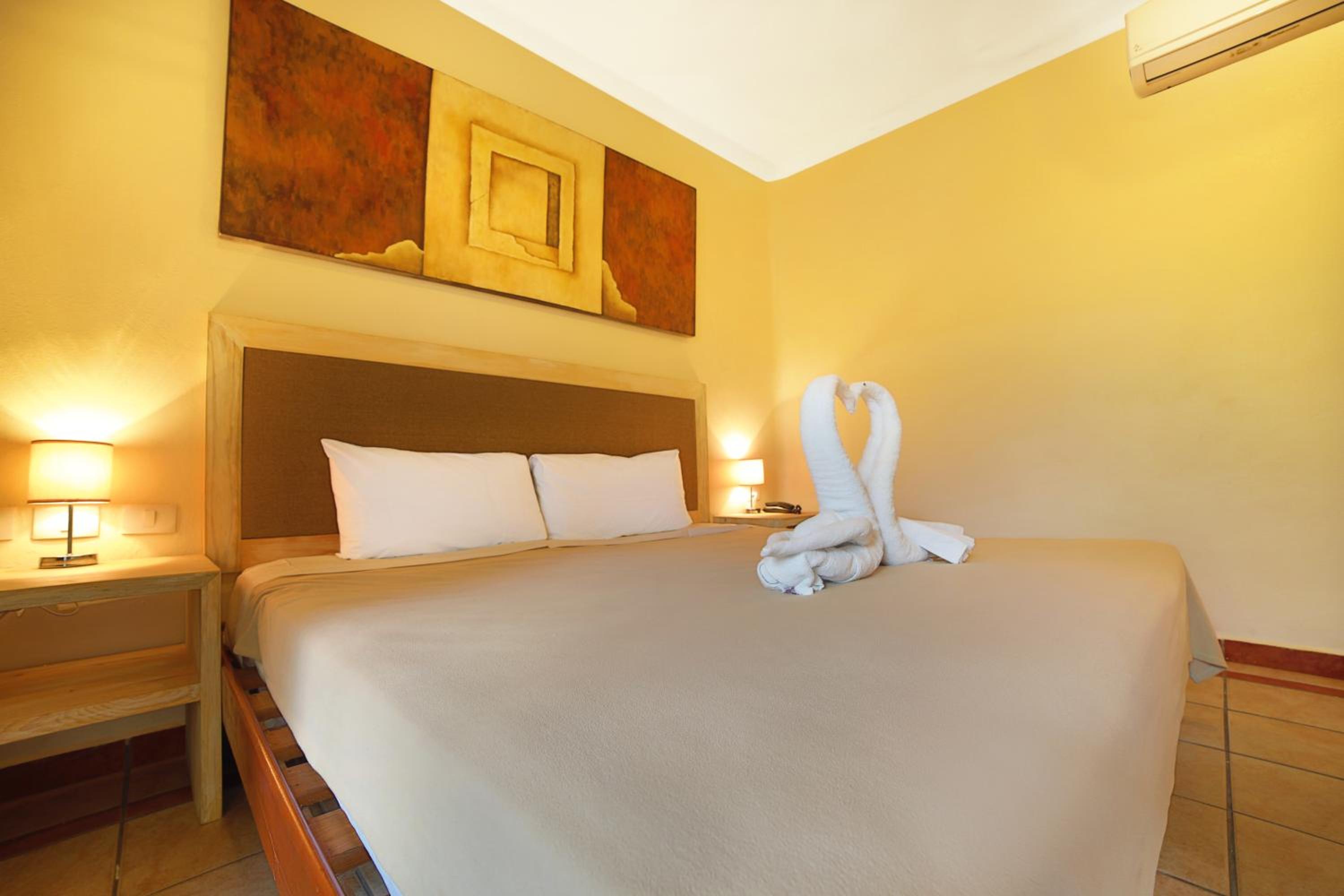 Double Room with Balcony - Photo 5